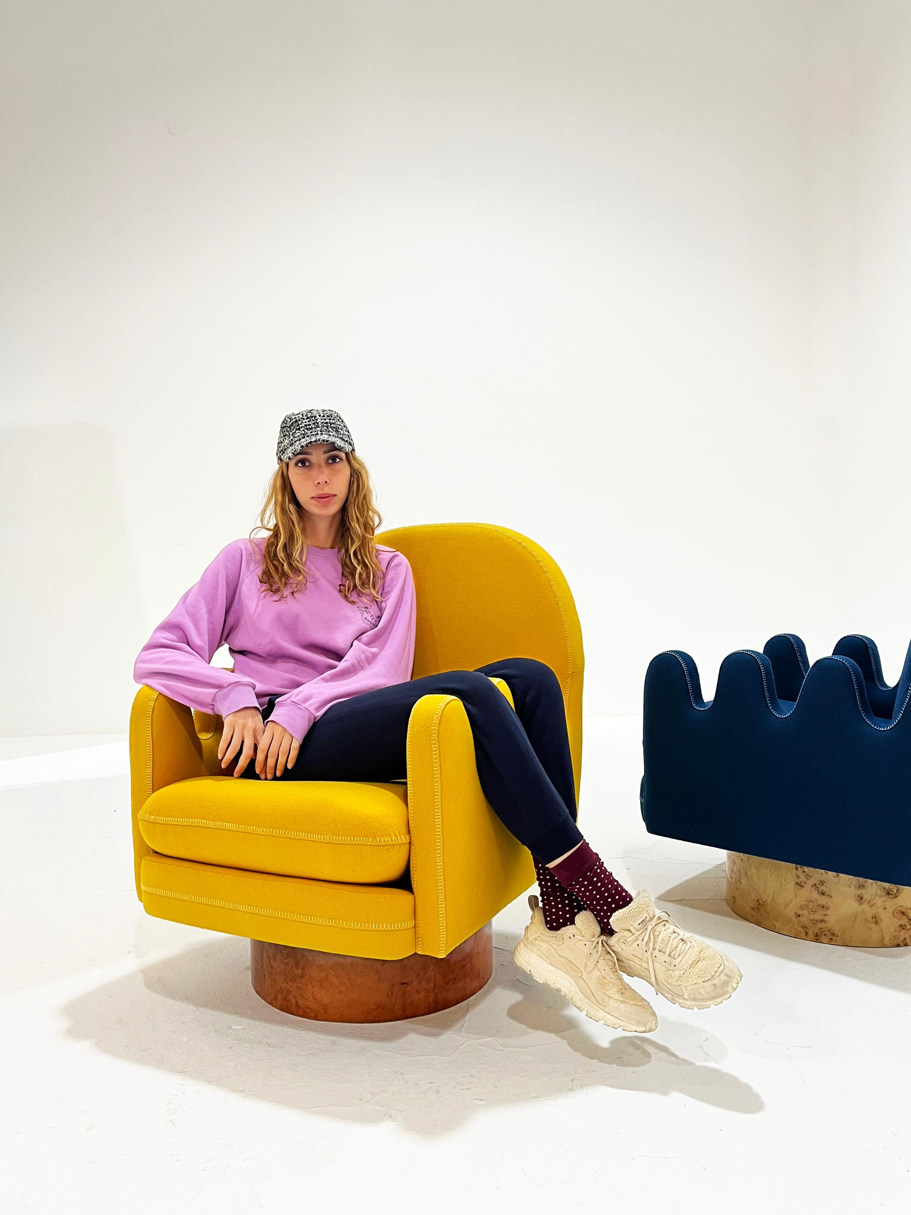 Fauteuil Semo avec tissu jaune et bois de broussin poli en vente 5