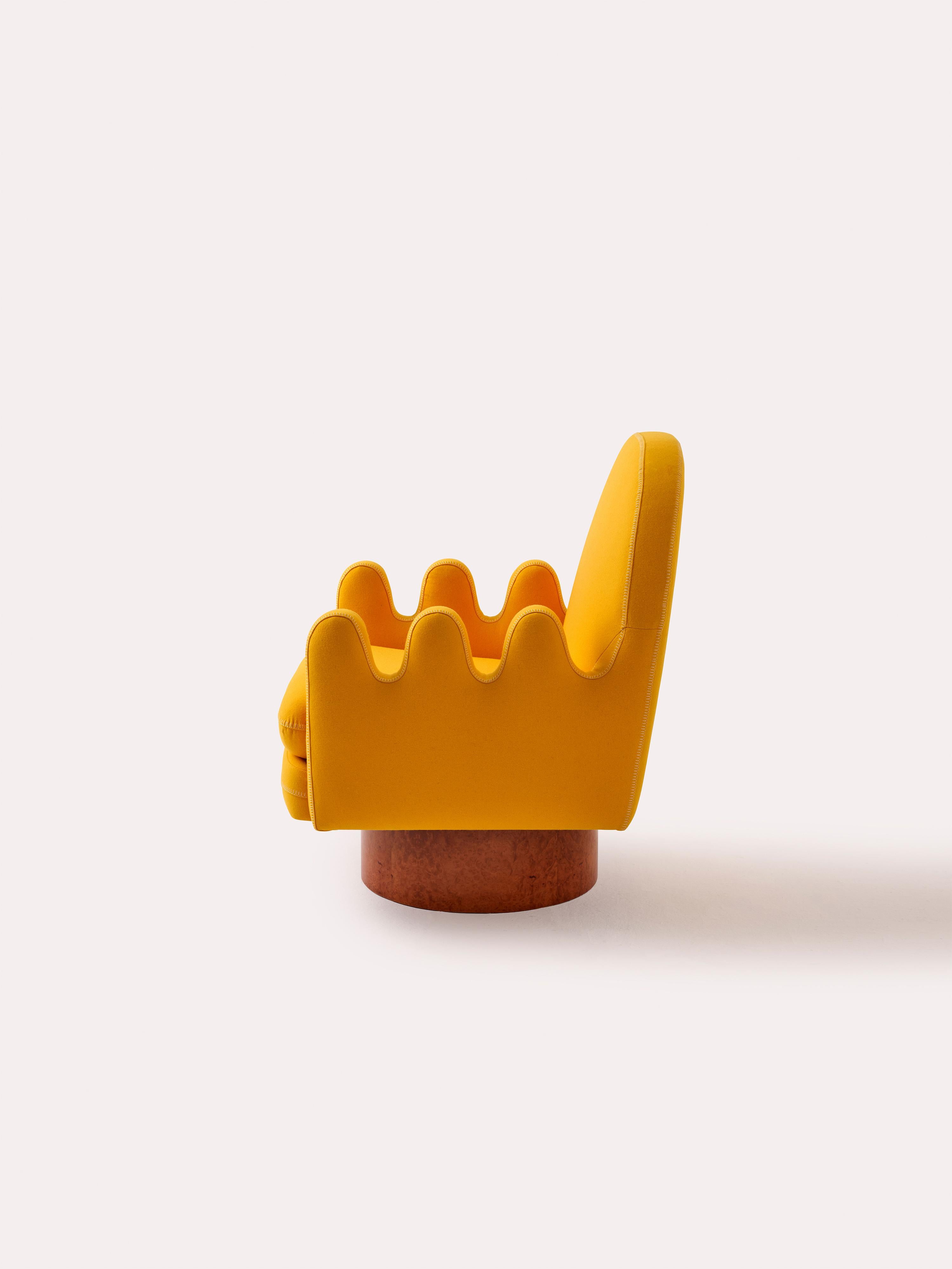 Turc Fauteuil Semo jaune de Merve Kahraman, rembourrage en bois de broussin avec surpiqûres blanches en vente