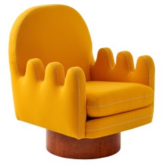 Fauteuil Semo jaune de Merve Kahraman, rembourrage en bois de broussin avec surpiqûres blanches