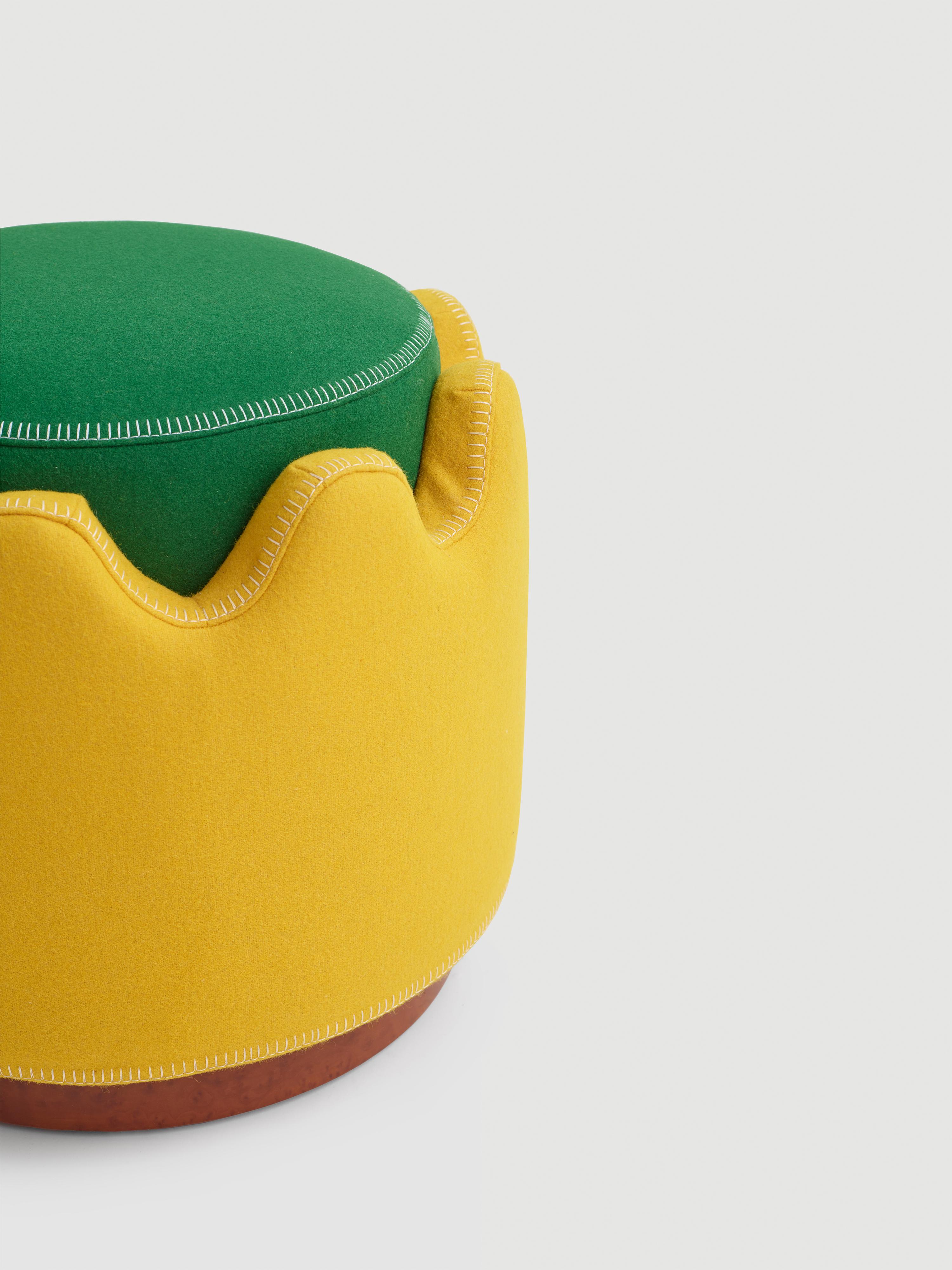 Tabouret Semo par MERVE KAHRAMAN

Placage de bois de ronce hautement poli, sellerie jaune et verte avec surpiqûres de couleur blanche.

18