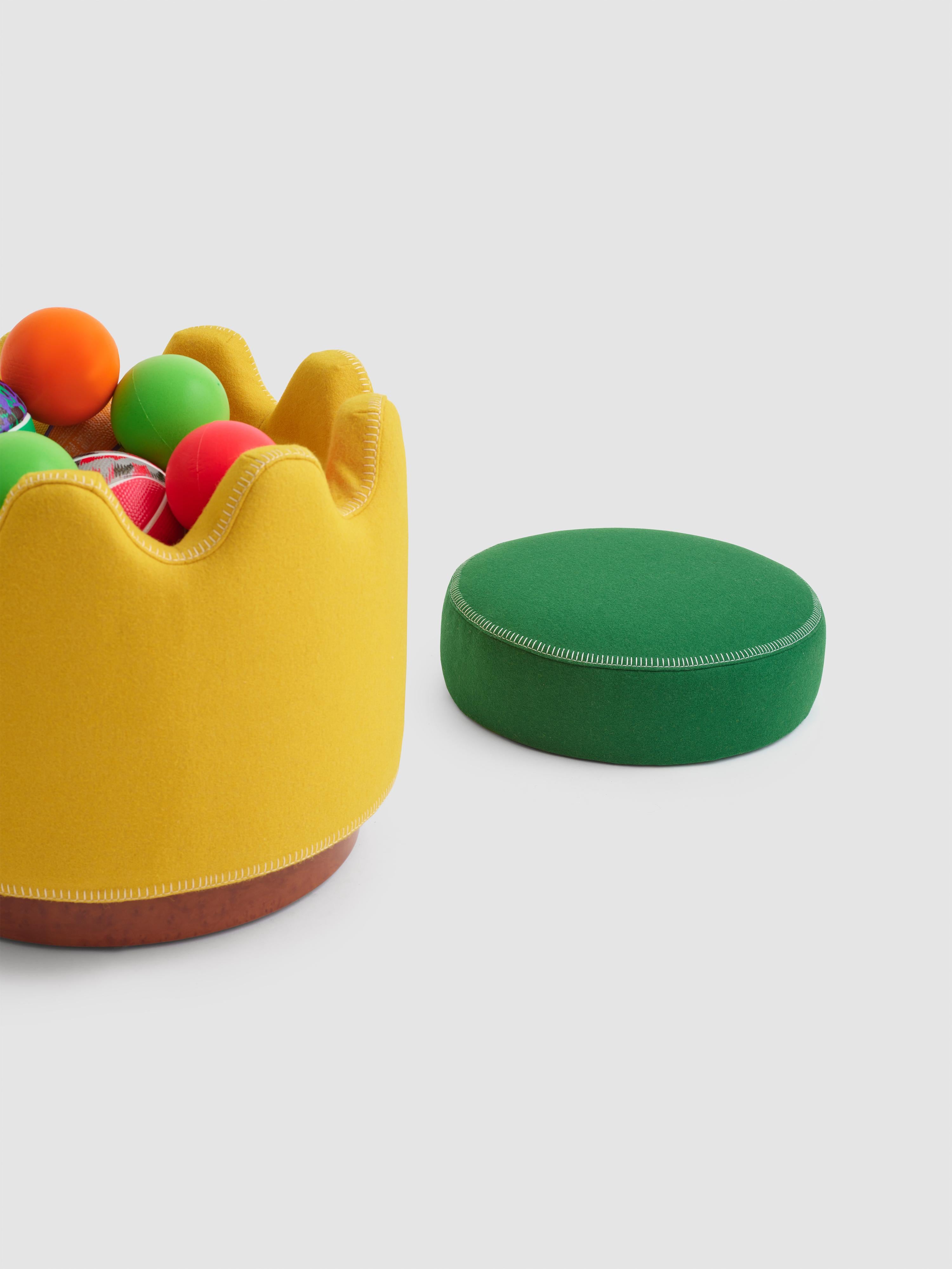 Turc Tabouret Semo de Merve Kahraman, tapissé de broussin jaune et vert en vente