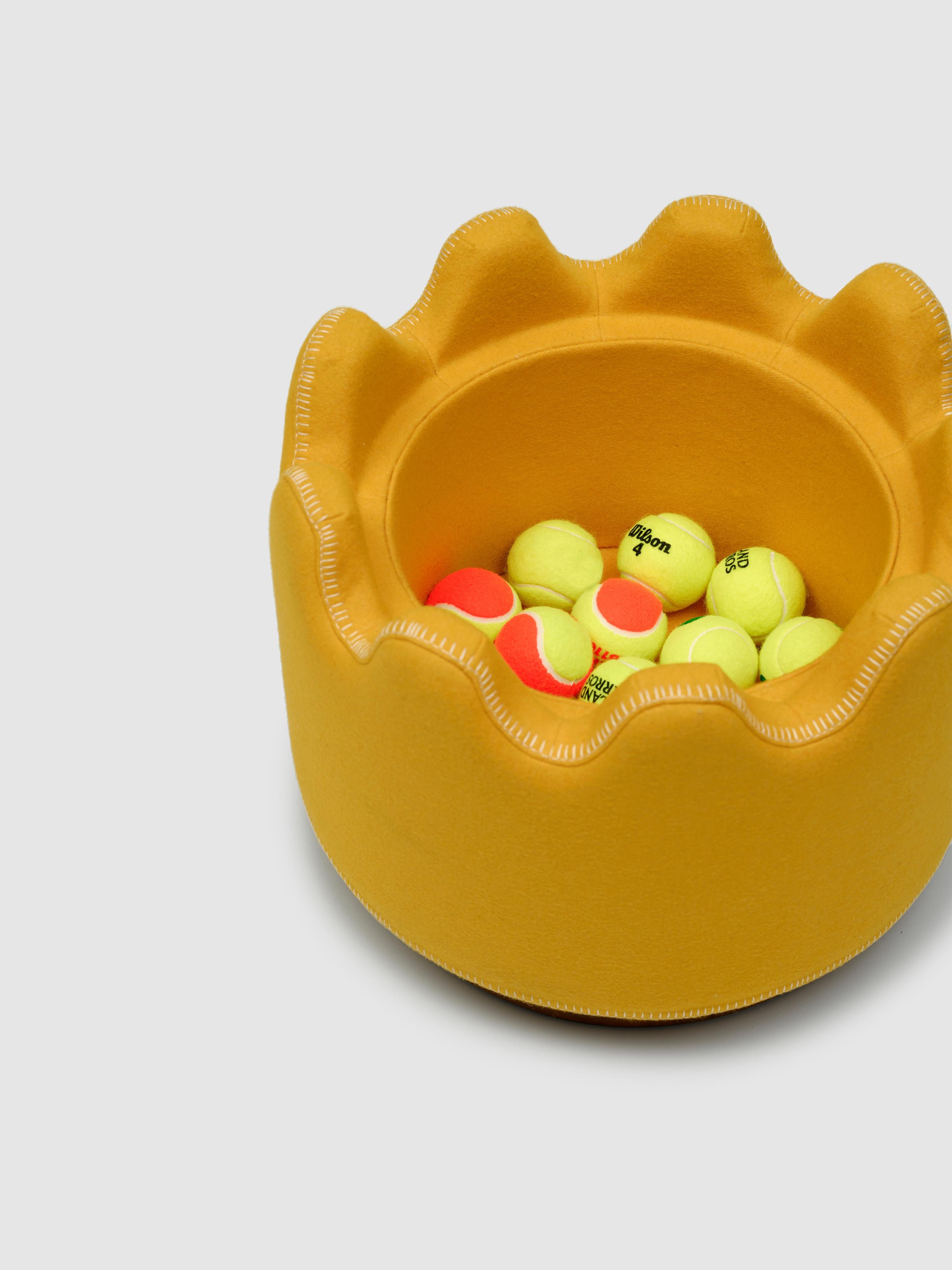 Fait main Tabouret Semo de Merve Kahraman, tapissé de broussin jaune et vert en vente