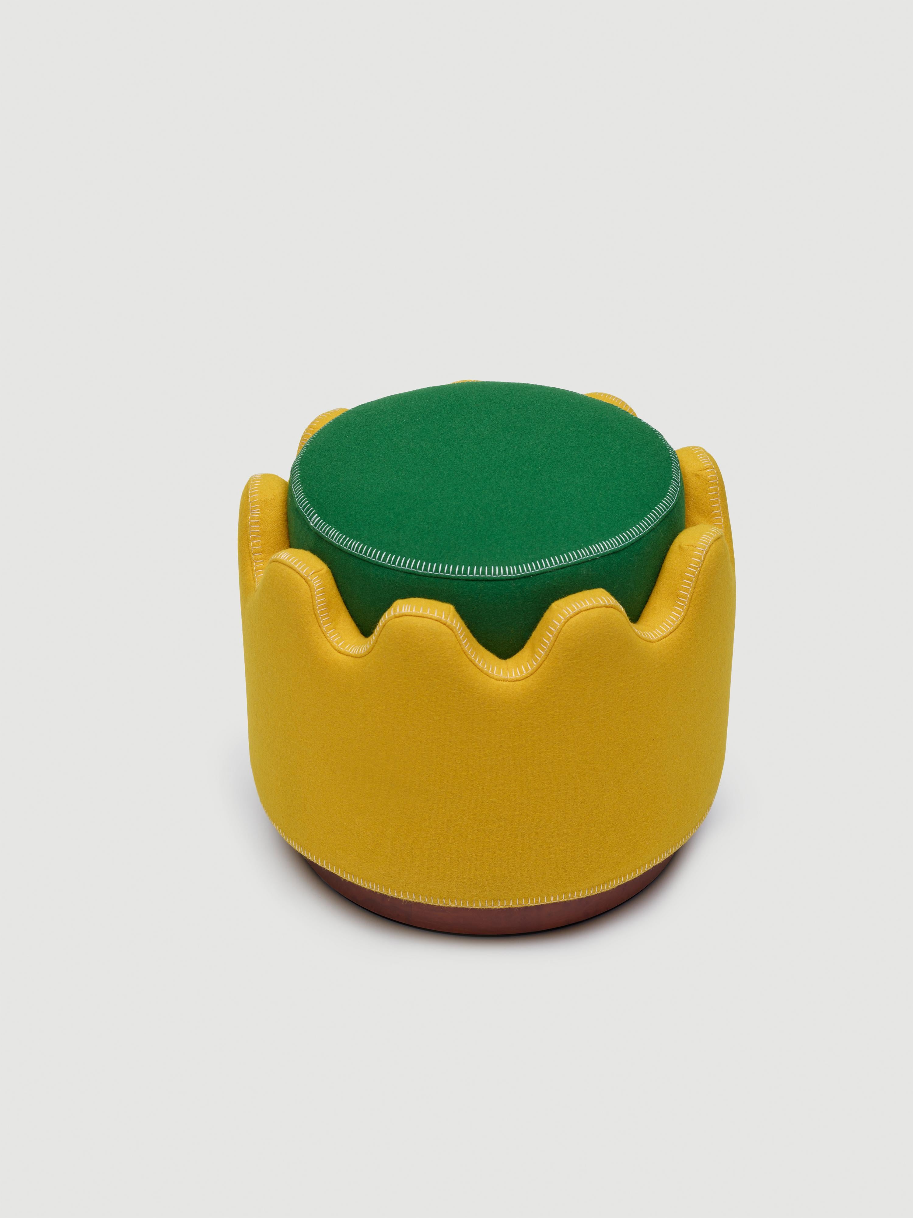 XXIe siècle et contemporain Tabouret Semo de Merve Kahraman, tapissé de broussin jaune et vert en vente