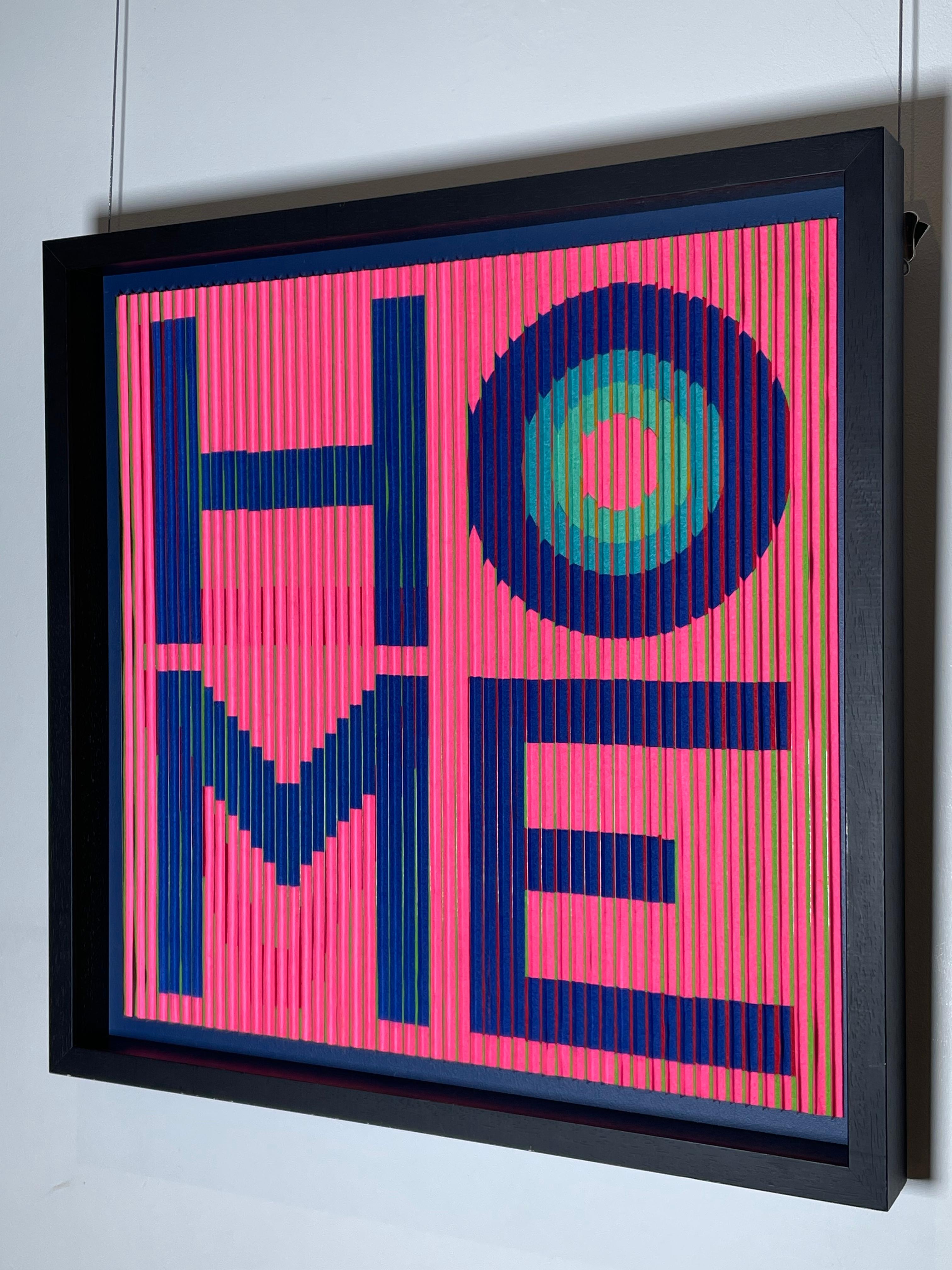 Bringing Love Home von Sena Shah ist ein neues Design, das im Oktober 2024 erstellt wird. Es besteht aus Filzstoff und reflektierendem Papier, das einen Linsenraster-Effekt ermöglicht, wodurch sich das Kunstwerk je nach Betrachtungswinkel verändert.
