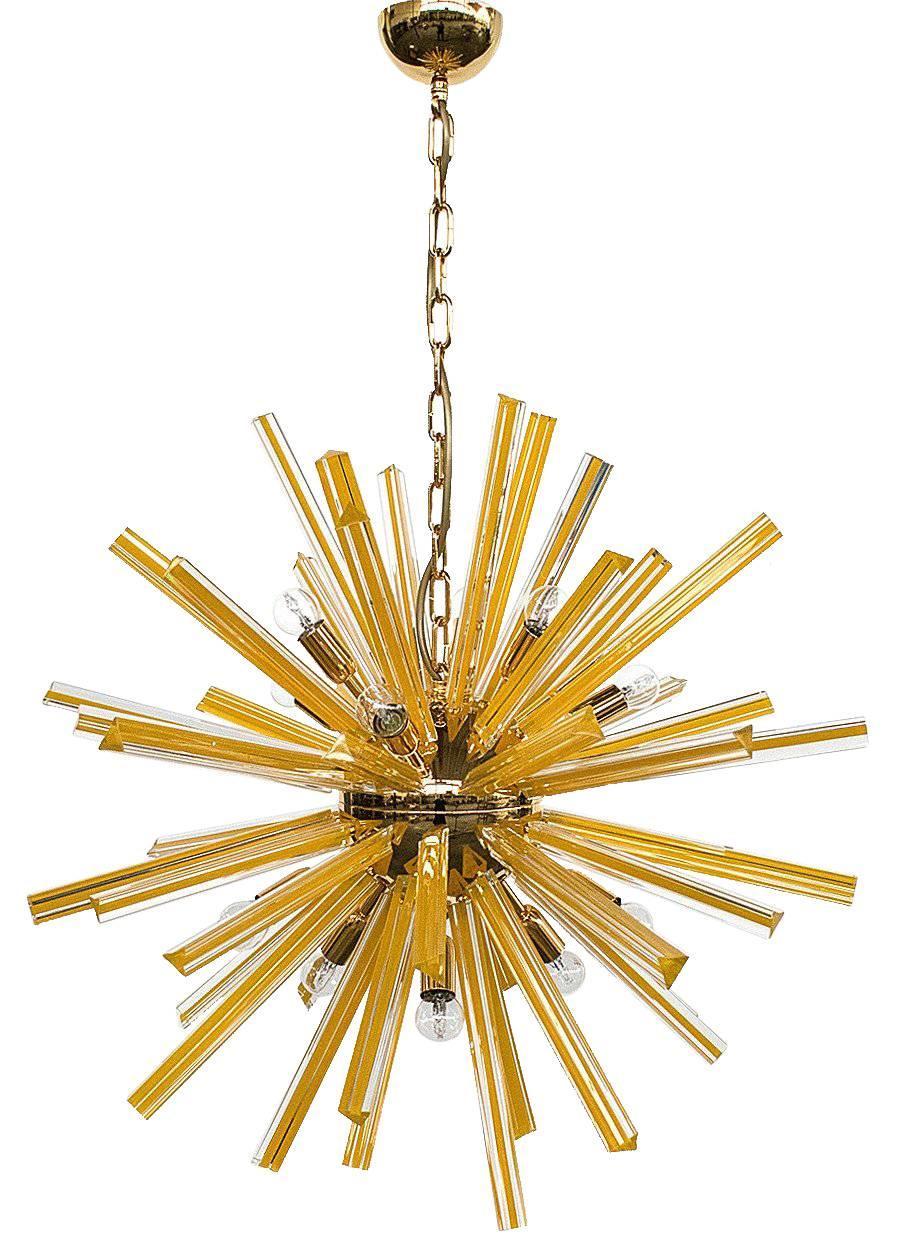 Lampadario Sputnik italiano con vetri di Murano giallo Senape soffiati a mano in tre punti con la tecnica Triedri, montati su una struttura in metallo placcato oro 24 carati / Disegnato da Fabio Bergomi per Fabio Ltd ispirato a Venini / Made in