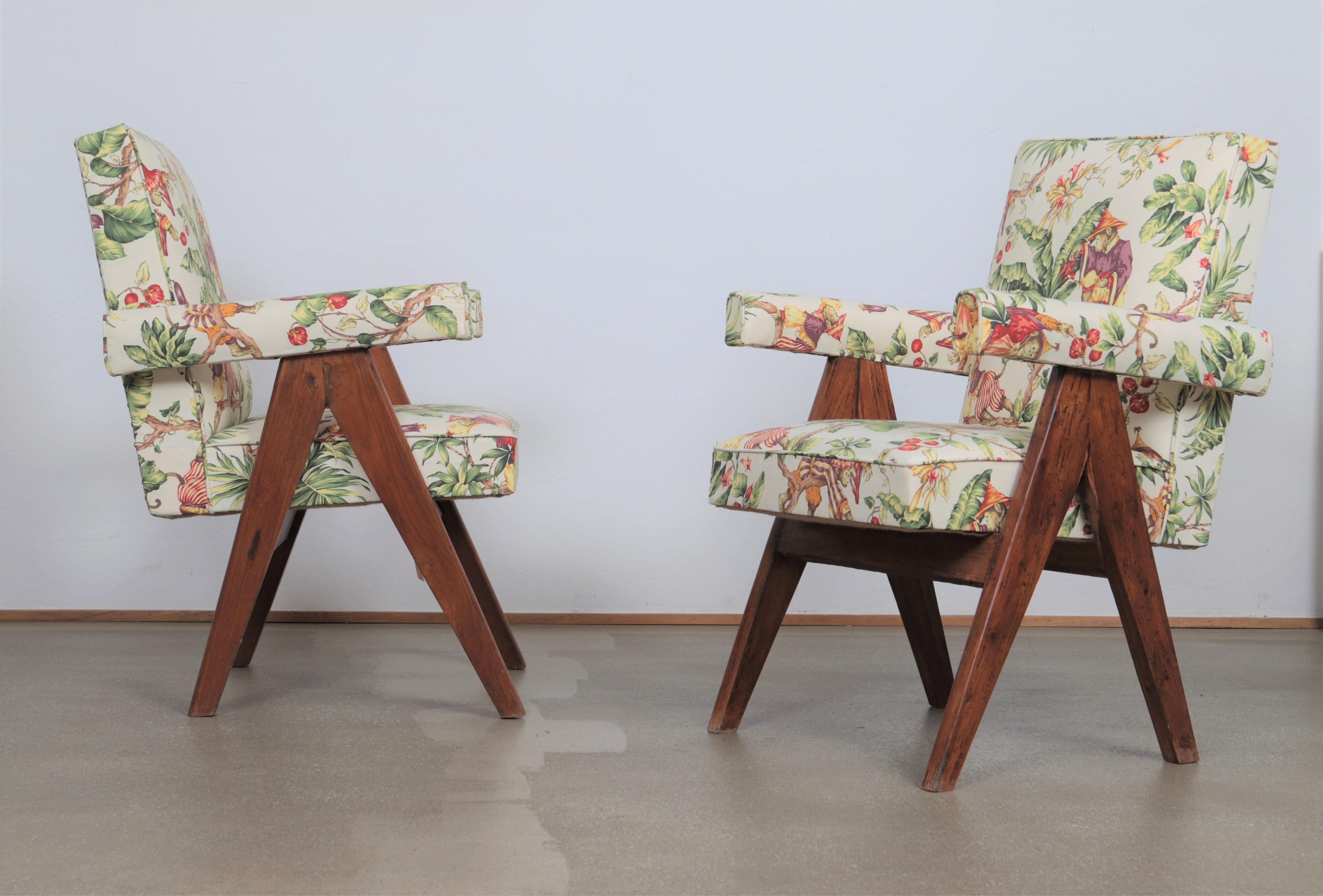 Set of two senate-committee teak chairs, flat inclined backrest, compass base with tapered legs.
Detached armrests with rounded. Seat, back and cuff covered with restored tropical fabric,
circa 1955.

Measures: Height 85 x weight 60 x depth 58