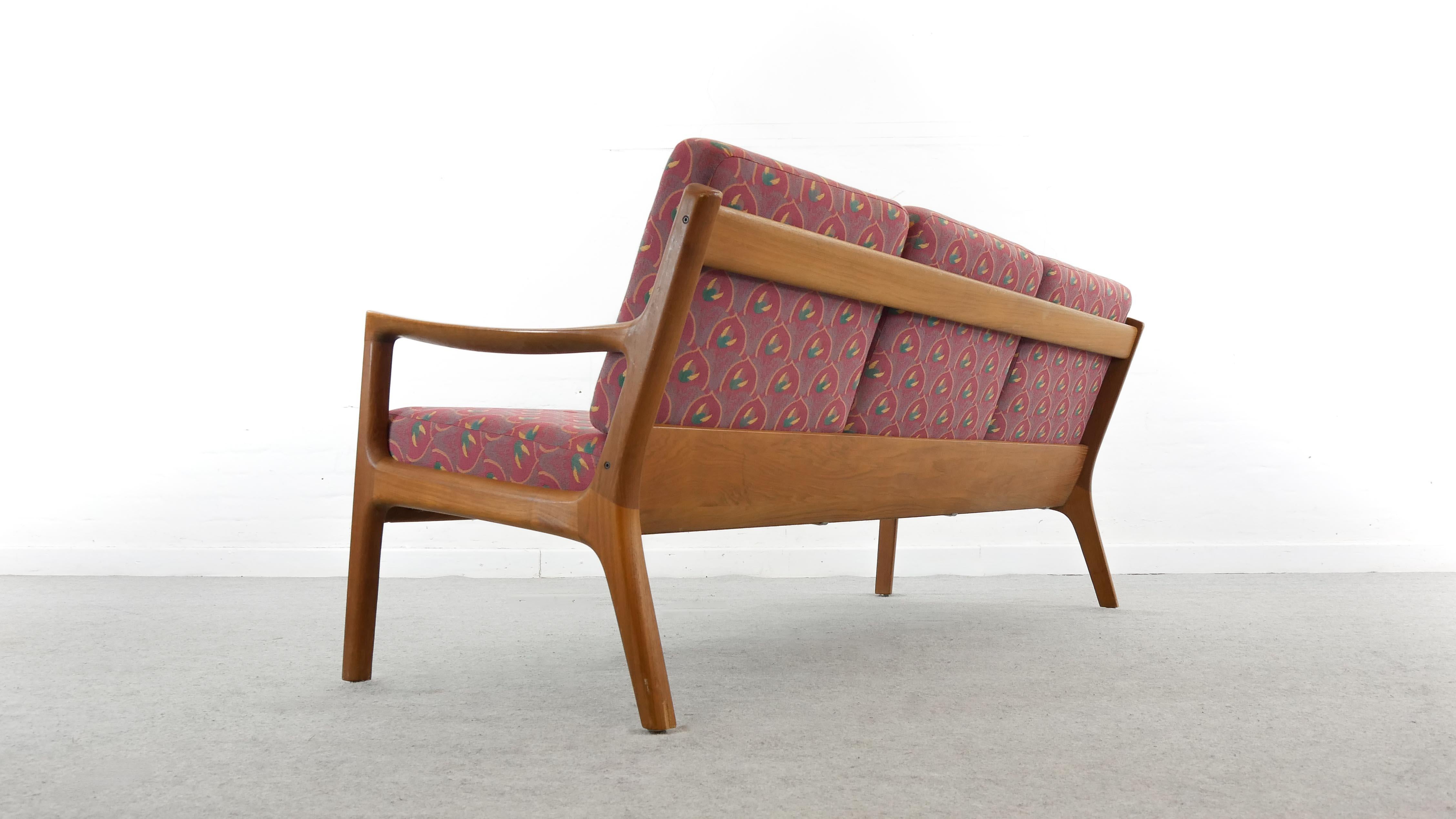 Scandinavian senator 3-seat sofa in teakwood, designed by Ole Wanscher and manufactured by France and Son, Denmark. Cushions have been reupholstered with fabrics by JAB Anstötz.
Manufacturers label underneath.

Sofa measures: H 77 cm x W 180 cm x