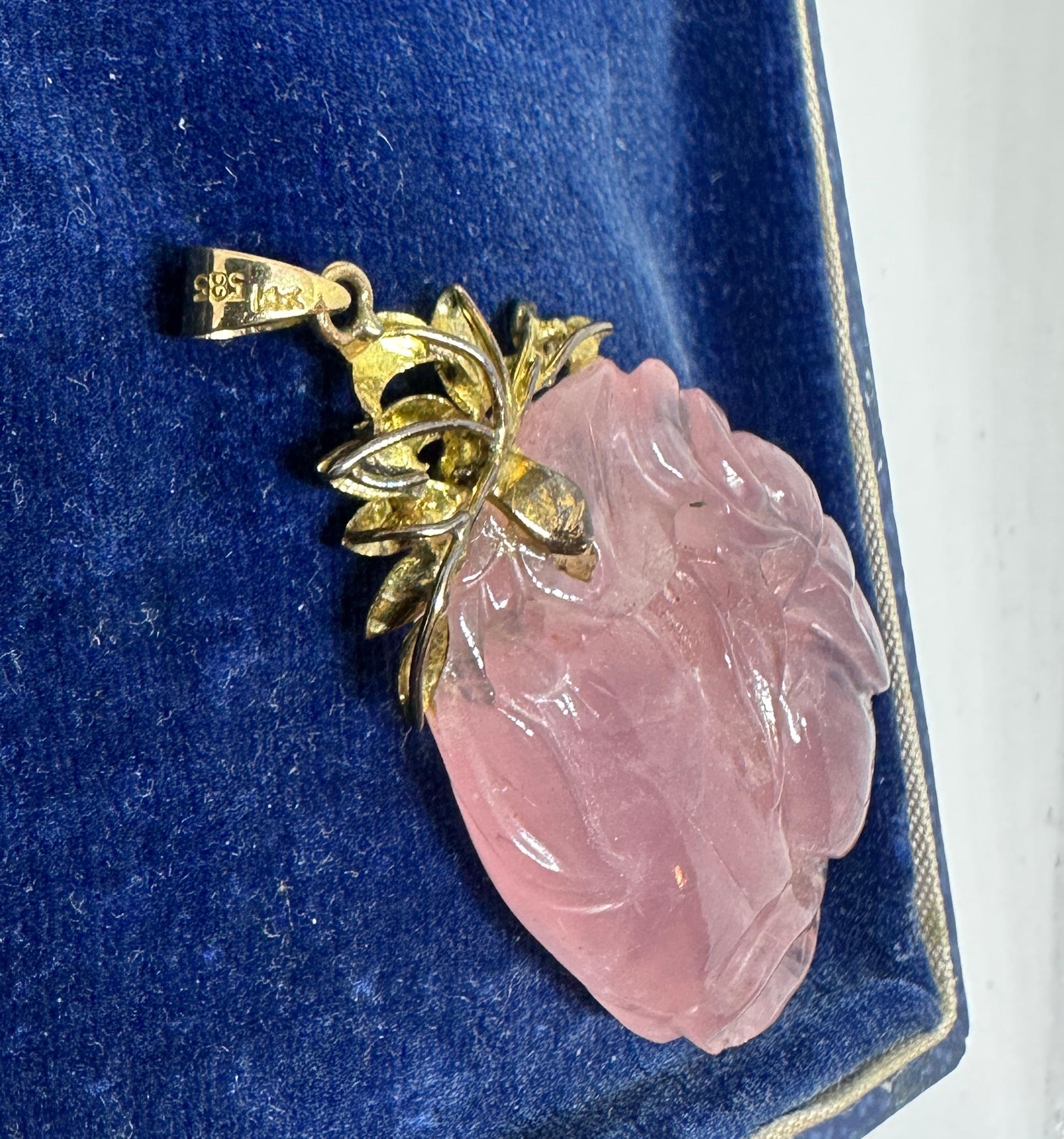 Collana con ciondolo in quarzo rosa della senatrice Dianne Feinstein, fiore in oro 14 carati in vendita 5