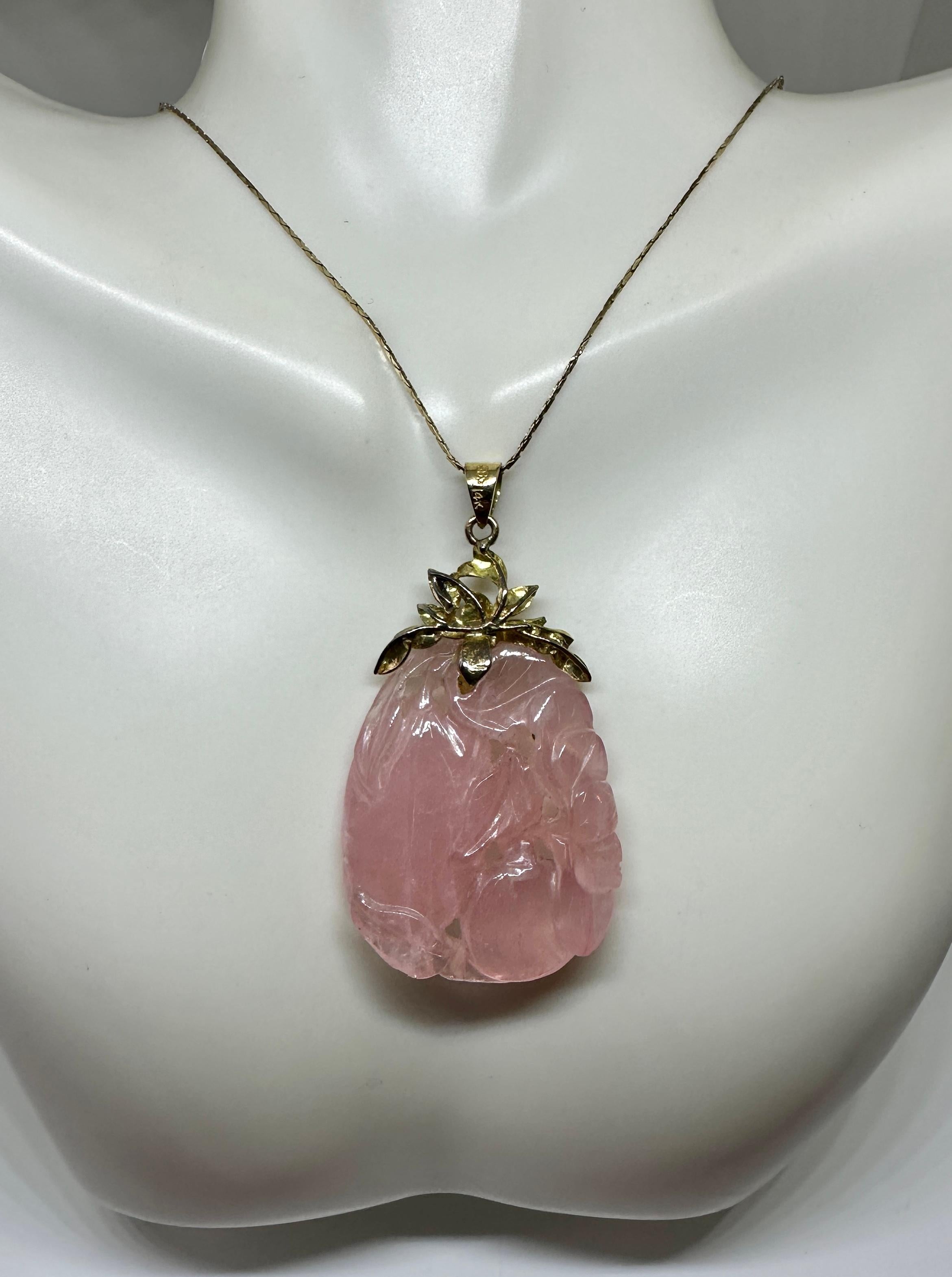 Concediti un pezzo di storia americana con lo splendido ciondolo a forma di fiore di quarzo rosa intagliato della senatrice Dianne Feinstein in oro 14 carati.  Siamo onorati di presentare questo iconico gioiello della collezione personale di Dianne