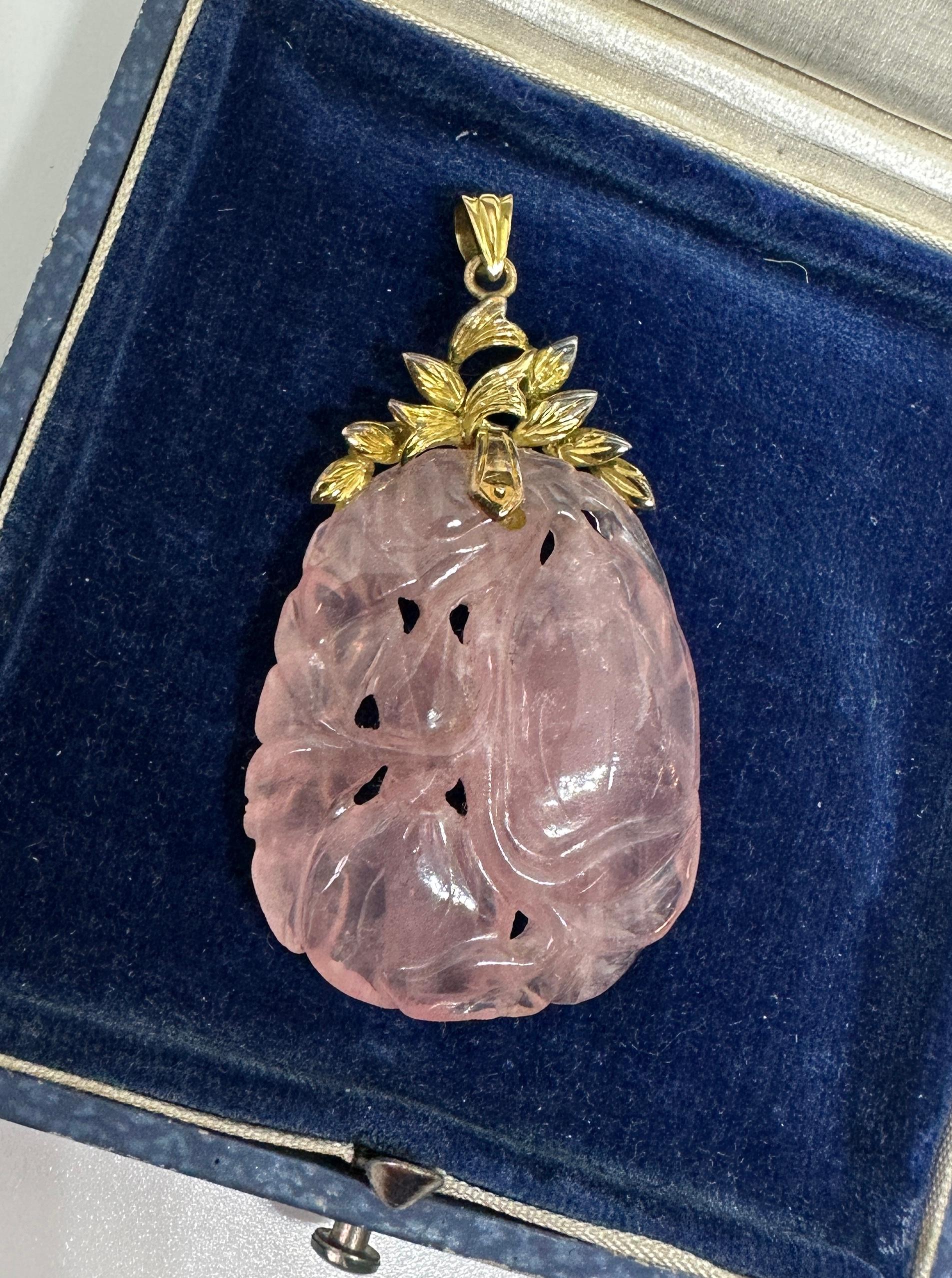 Contemporaneo Collana con ciondolo in quarzo rosa della senatrice Dianne Feinstein, fiore in oro 14 carati in vendita