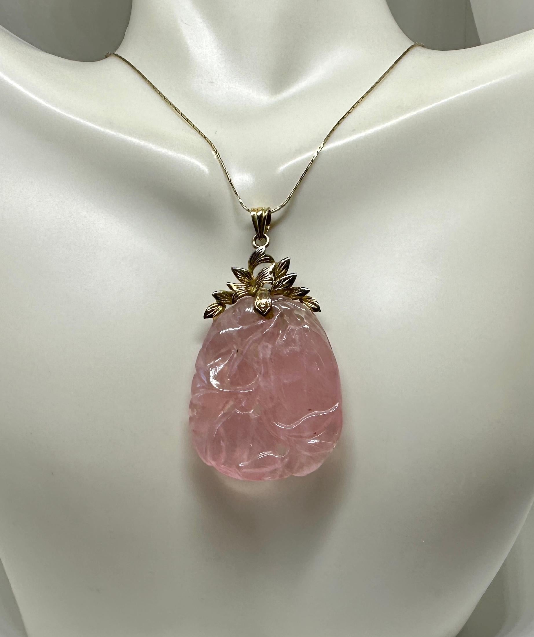 Taglio misto Collana con ciondolo in quarzo rosa della senatrice Dianne Feinstein, fiore in oro 14 carati in vendita