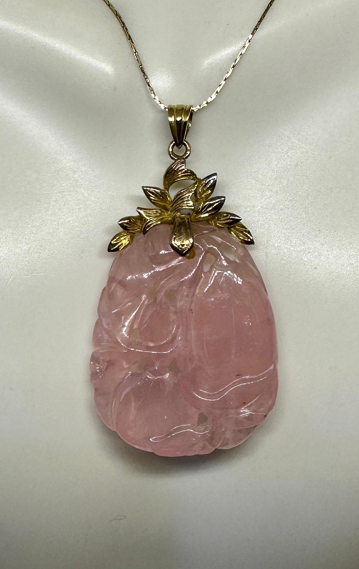 Collana con ciondolo in quarzo rosa della senatrice Dianne Feinstein, fiore in oro 14 carati In condizioni ottime in vendita a New York, NY