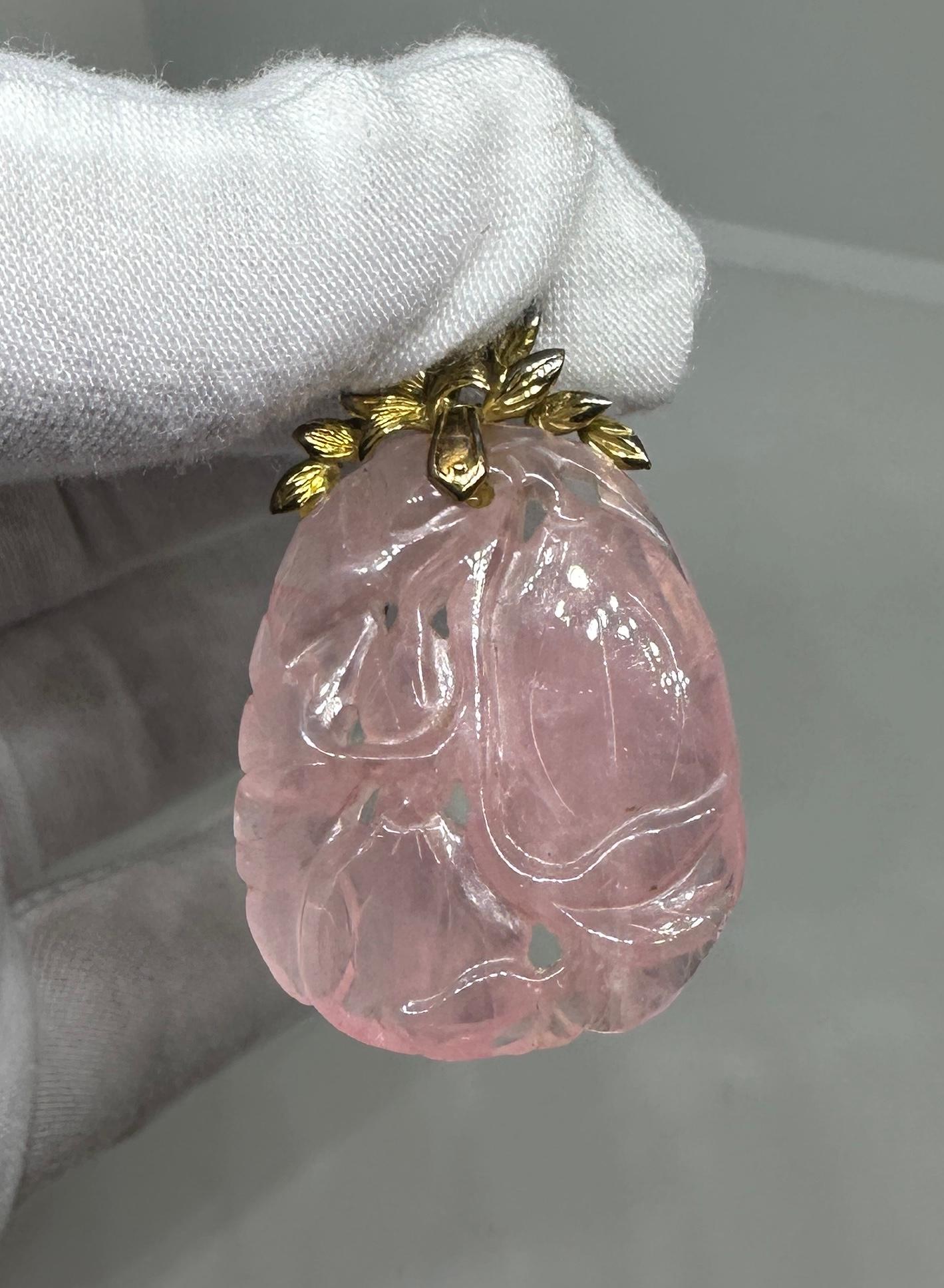 Collana con ciondolo in quarzo rosa della senatrice Dianne Feinstein, fiore in oro 14 carati in vendita 1