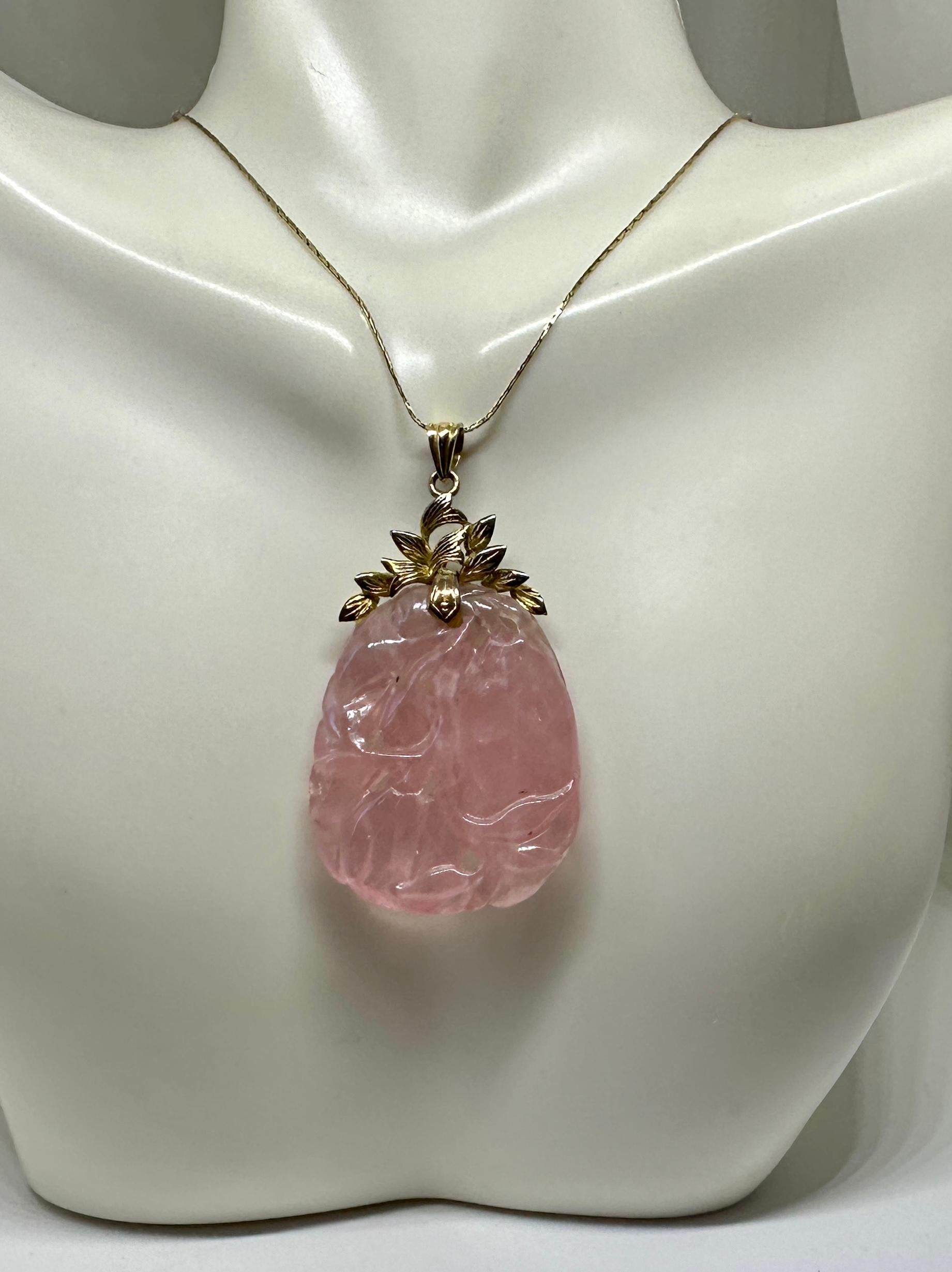 Collana con ciondolo in quarzo rosa della senatrice Dianne Feinstein, fiore in oro 14 carati in vendita 2