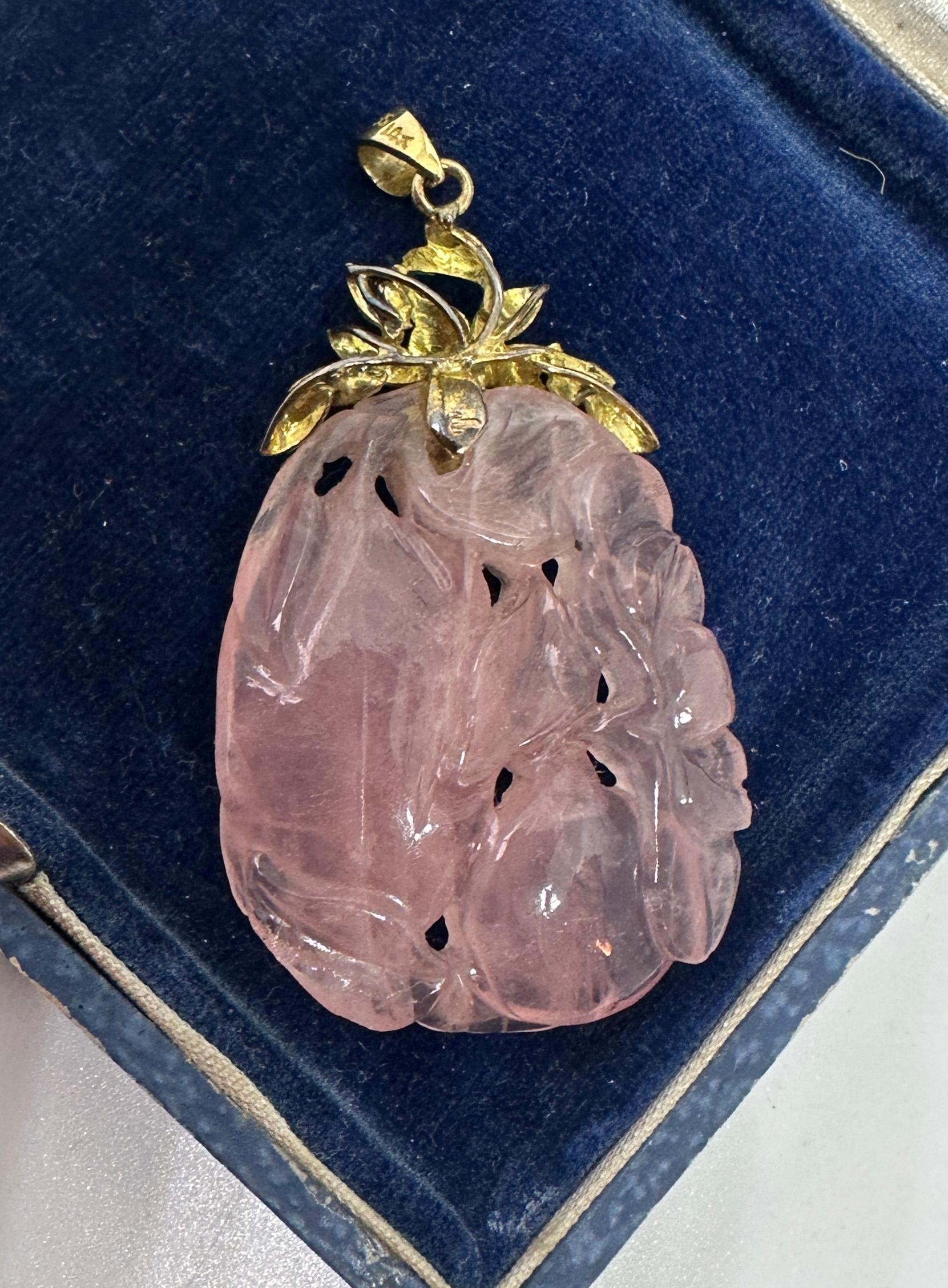 Collana con ciondolo in quarzo rosa della senatrice Dianne Feinstein, fiore in oro 14 carati in vendita 3