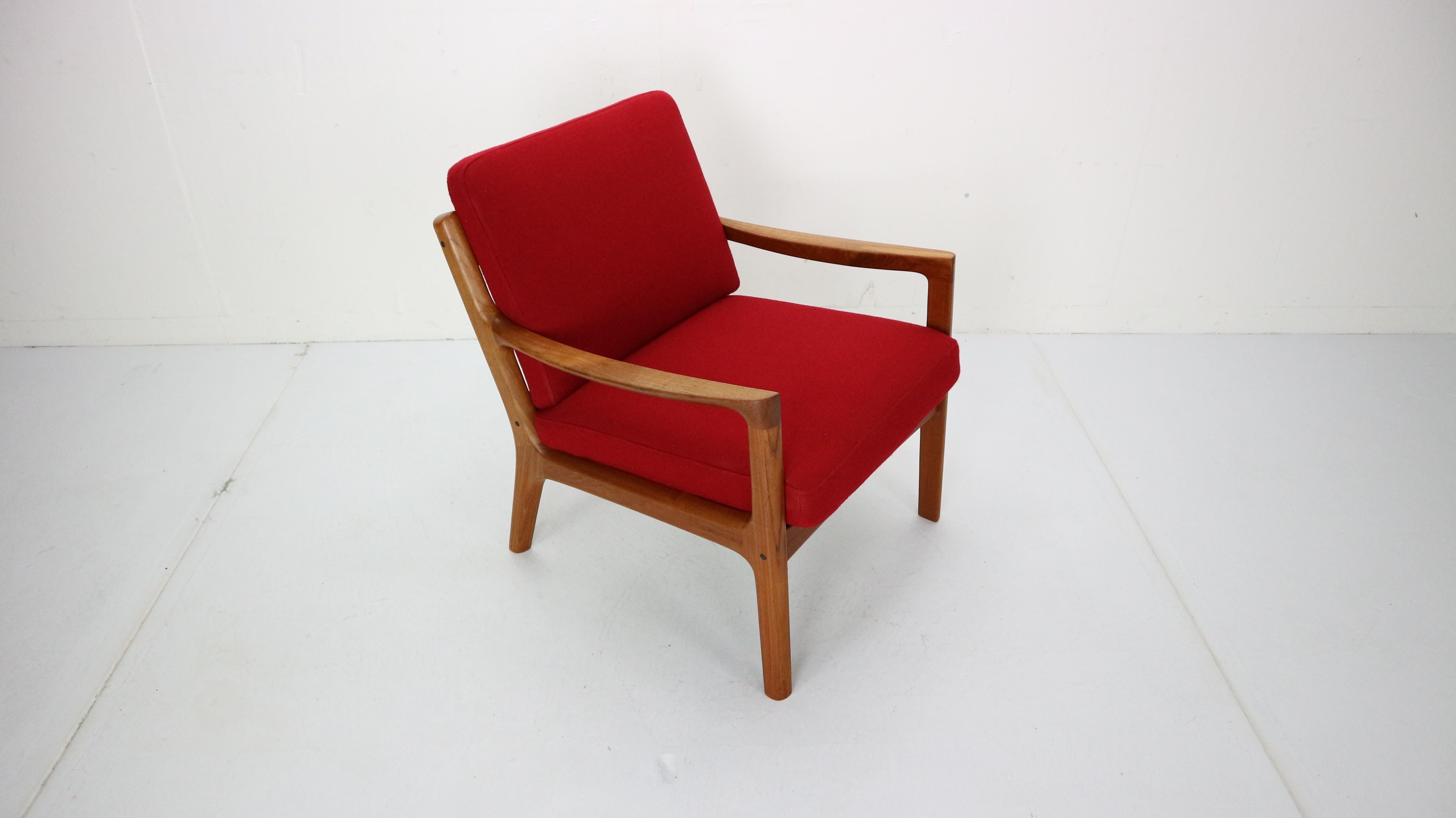 Beautiful lounge - armrest chair designed by Ole Wanscher and manufactured for France & Søn in 1950s Denmark.
Comfortable seating upholstered in red wool fabric, chair frame is elegantly curved and made from teak wood.
This chair comes from