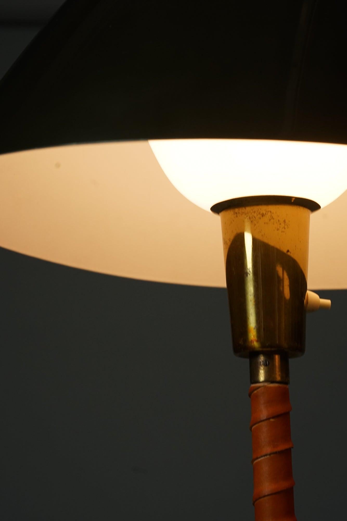 Lampada da tavolo Senator, disegnata da Lisa Johansson-Pape, prodotta da Orno Oy, anni 1950. Ottone con rivestimento in pelle, paralume in metallo verde scuro. Buone condizioni vintage, patina coerente con l'età e l'uso. Classico design Lisa
