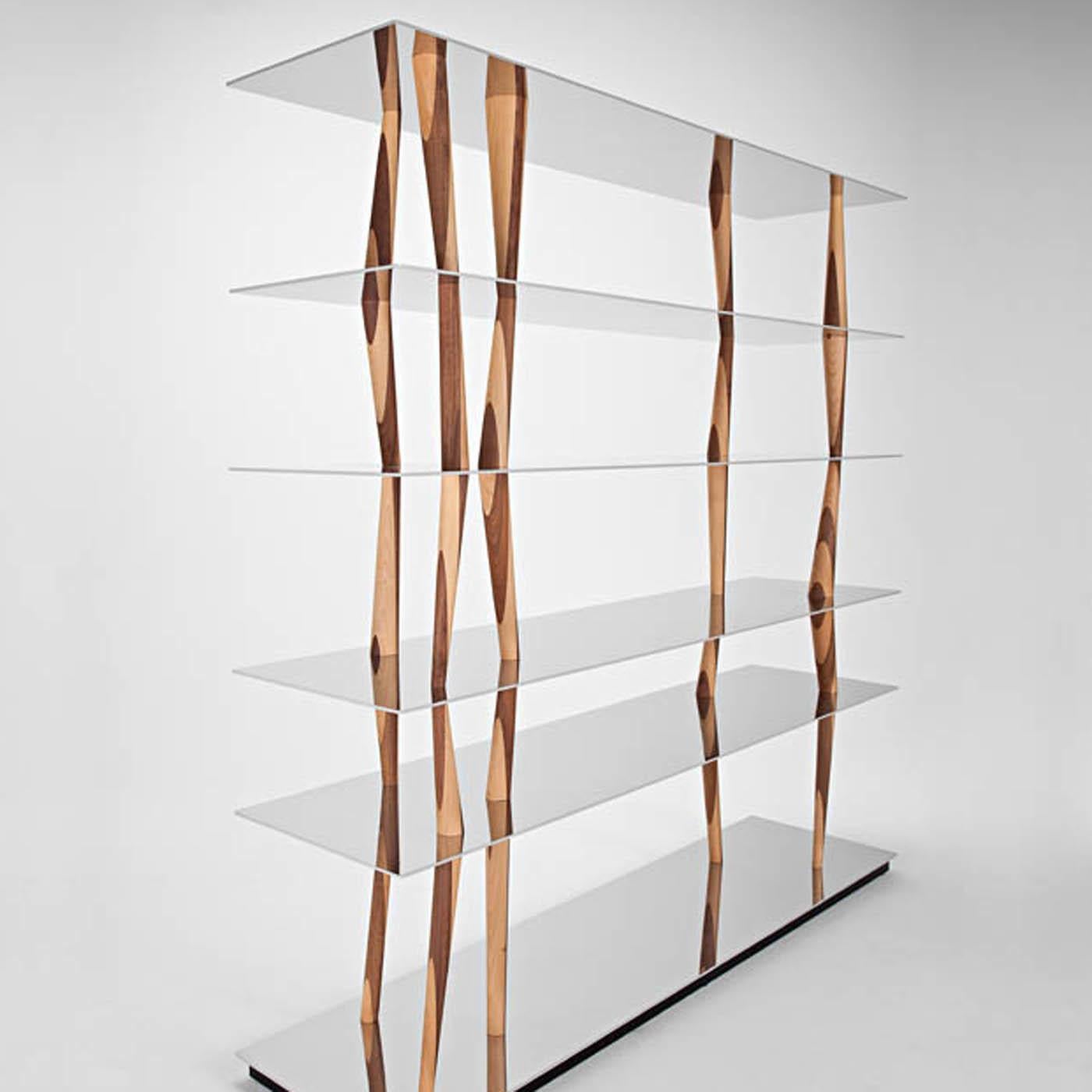 Dynamische und fesselnde Bewegung und emotionale Kraft kennzeichnen dieses makellose Bücherregal von Toyo Ito, das nach der japanischen Stadt Sendai benannt ist und die orientalische Philosophie des Künstlers widerspiegelt. Das skulpturale Kunstwerk