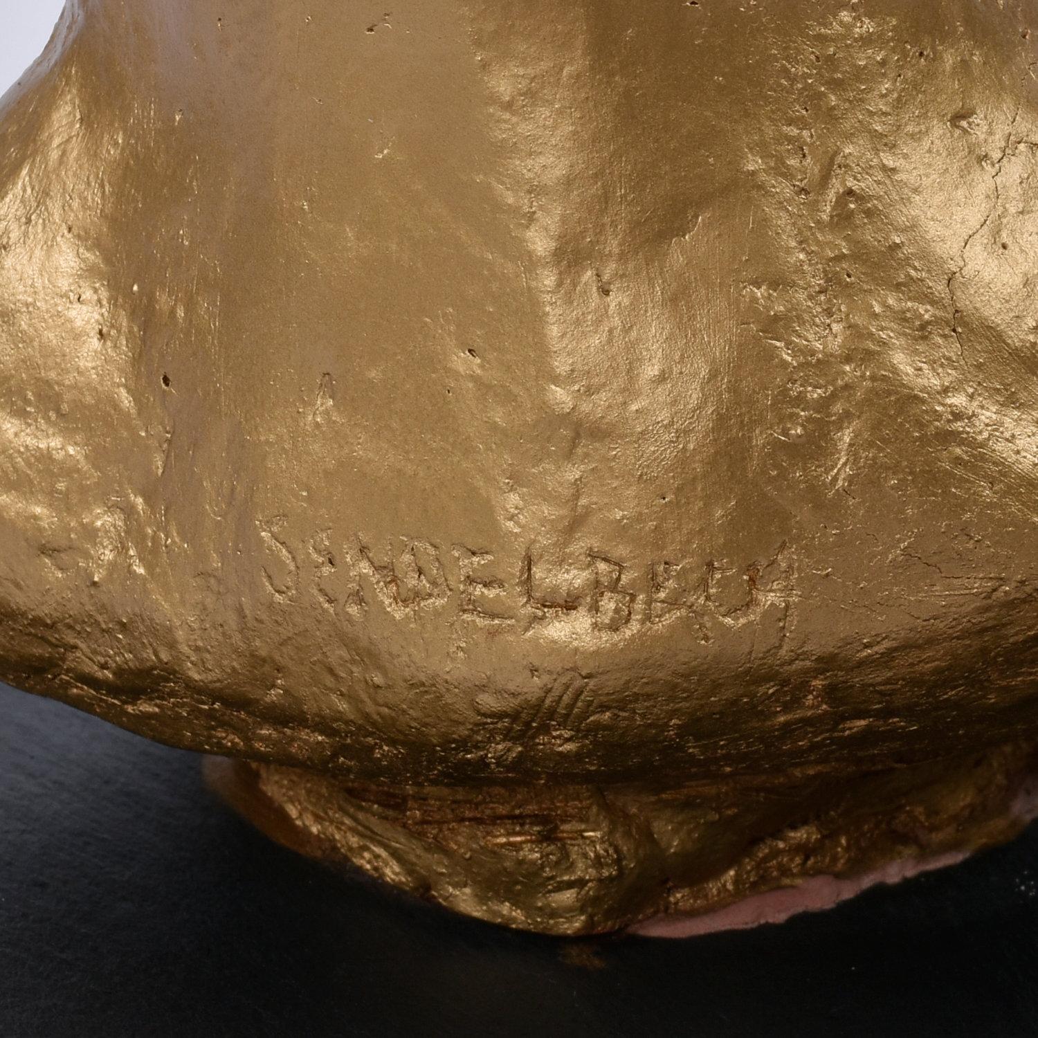 Busto de arcilla pintado en oro de niño sobre base de pizarra, firmado por Sendelbach en venta 3