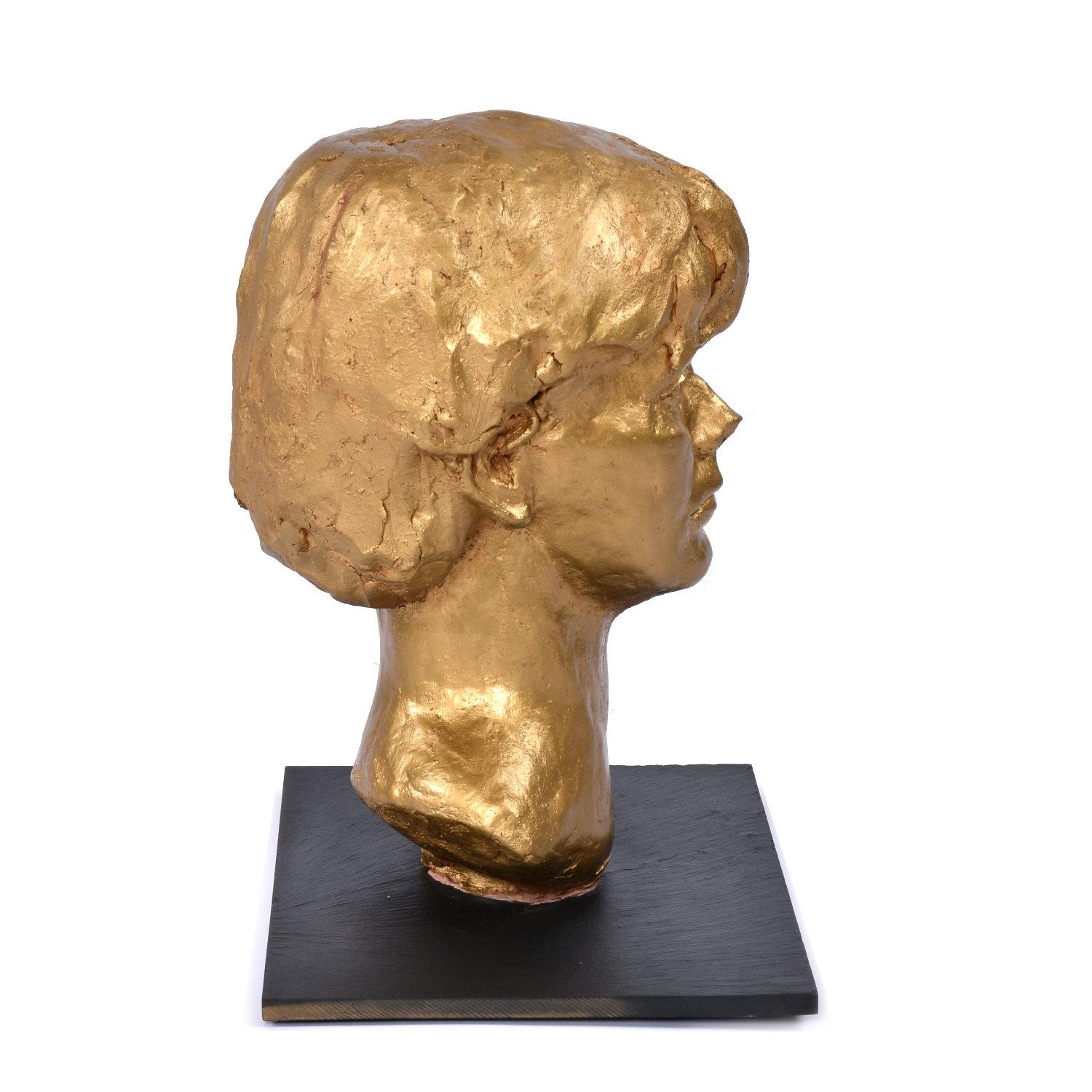 Busto de arcilla pintado en oro de niño sobre base de pizarra, firmado por Sendelbach Moderno de mediados de siglo en venta