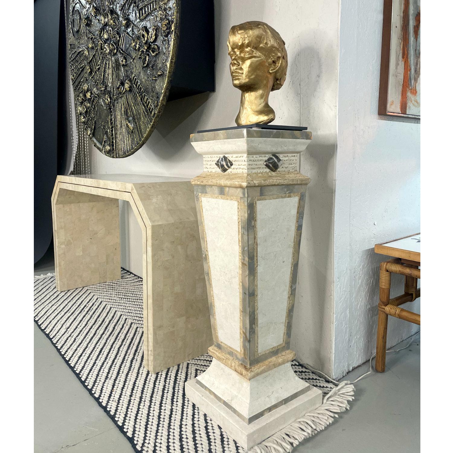 Mid-Century moderno Busto di ragazzo in argilla dipinto in oro firmato Sendelbach su base in ardesia in vendita