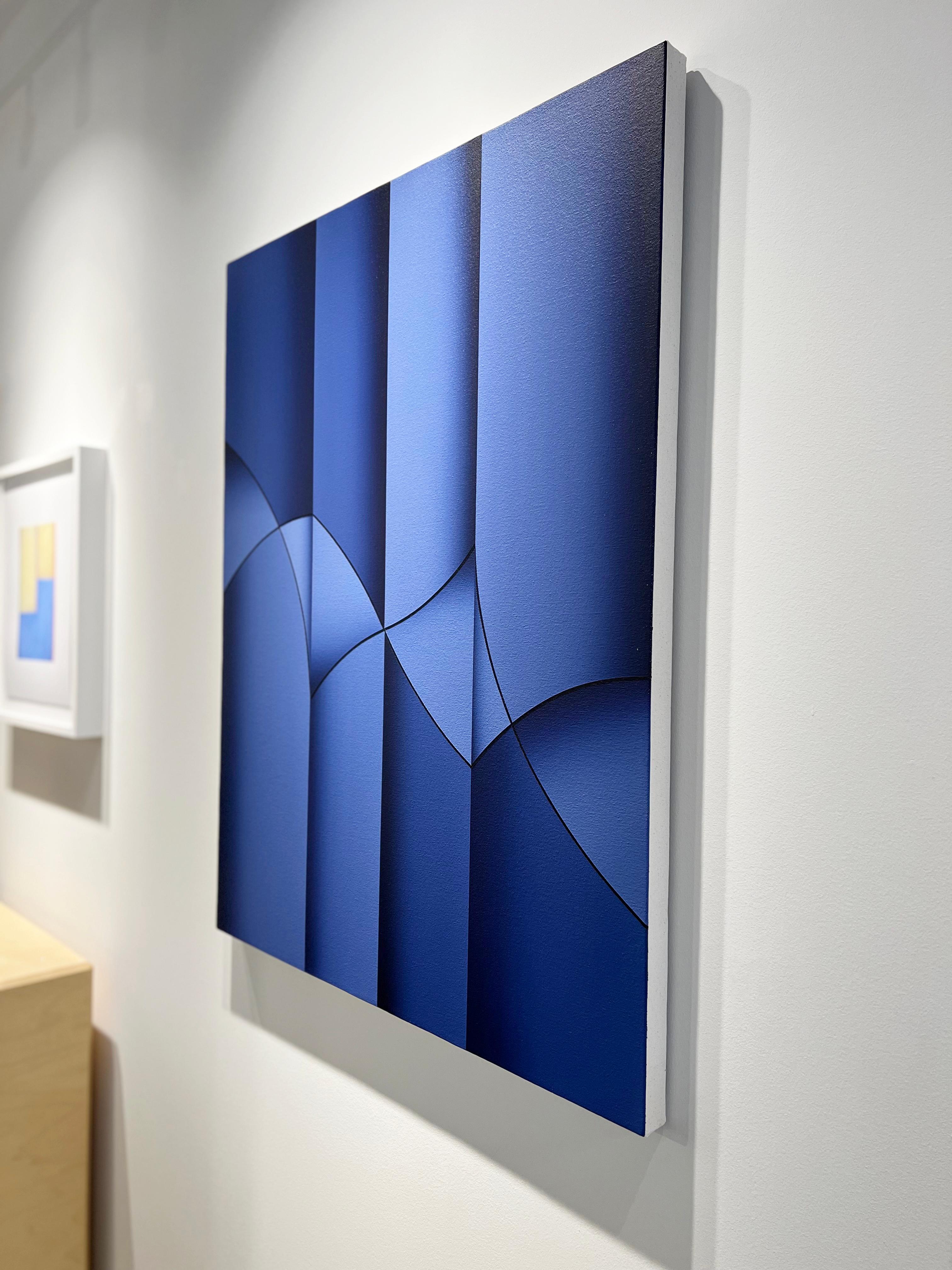 Senem Oezdogan è una pittrice con sede a Brooklyn la cui pratica comprende pittura, disegno e fibre artistiche. Il suo lavoro si concentra sul fenomeno visivo dell'illusione ottica attraverso il colore, la forma e il contrasto. I gradienti morbidi
