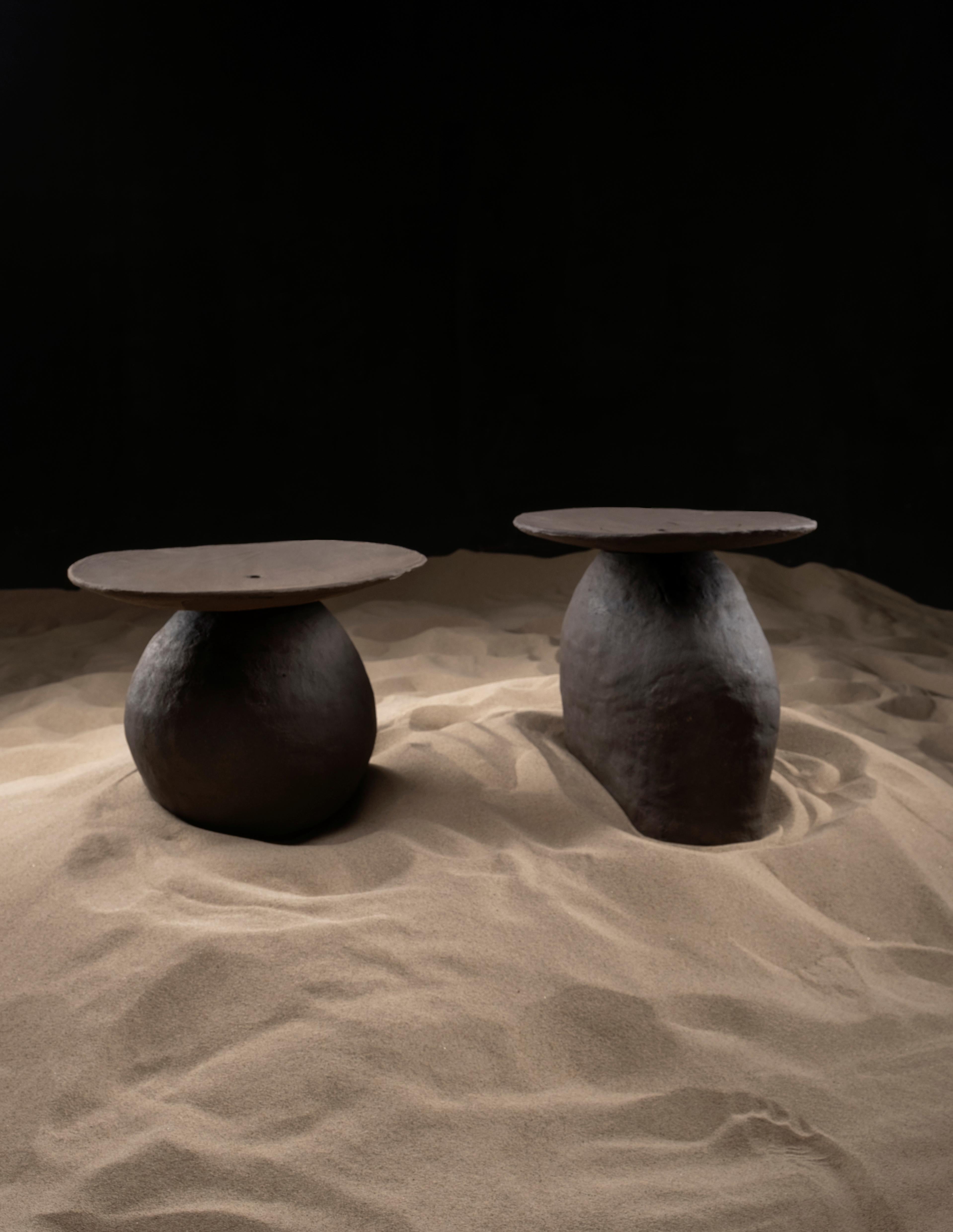 Der Senex Couchtisch besteht aus zwei skulpturalen Keramikmöbeln. Senex wurde durch die Erforschung alter Formen geschaffen, die der Homo Habilis während der menschlichen Evolution geformt hat. Durch die charakteristische Interpretation des