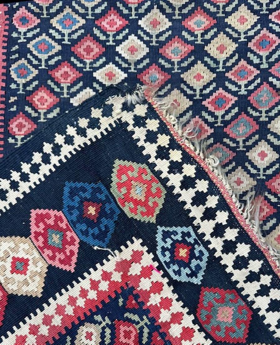 Kilim de oración Senneh del norte de Persia (Irán)

Edad: hacia 1840

Tamaño: 4′.6″x3′.3″ (137×99 cm)

Este inusual kilim Senneh presenta un motivo mihrab ascendente de chevron compuesto por picos de color marfil,rojo,azul,cochinilla,rosa y azul