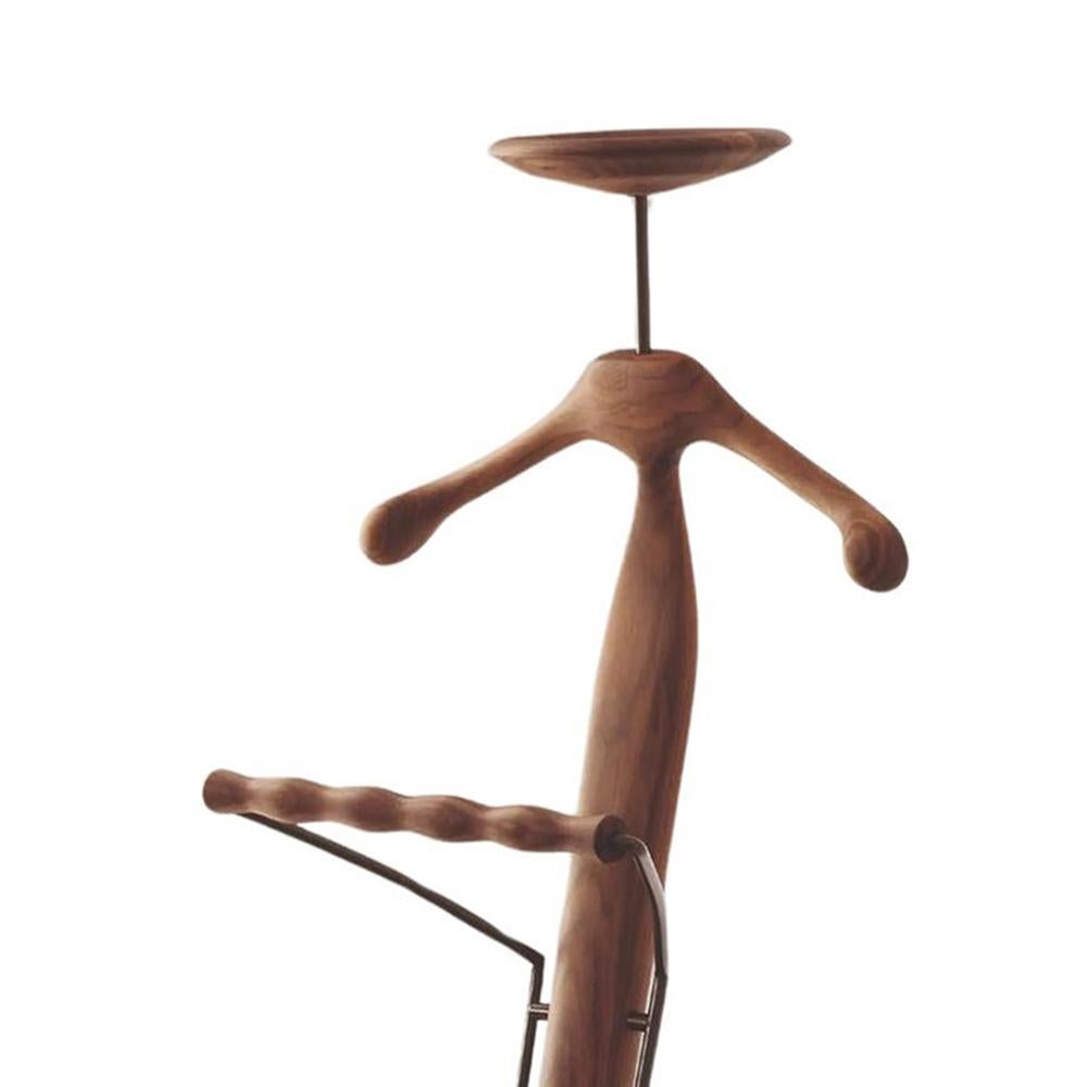 Dressboy Senor Noce con struttura in ferro in
finitura scura e con  in legno massello di noce, con
piatto rotondo in noce nella parte superiore.
Disponibile su richiesta anche con finitura moka
o con finitura tinta wengé.