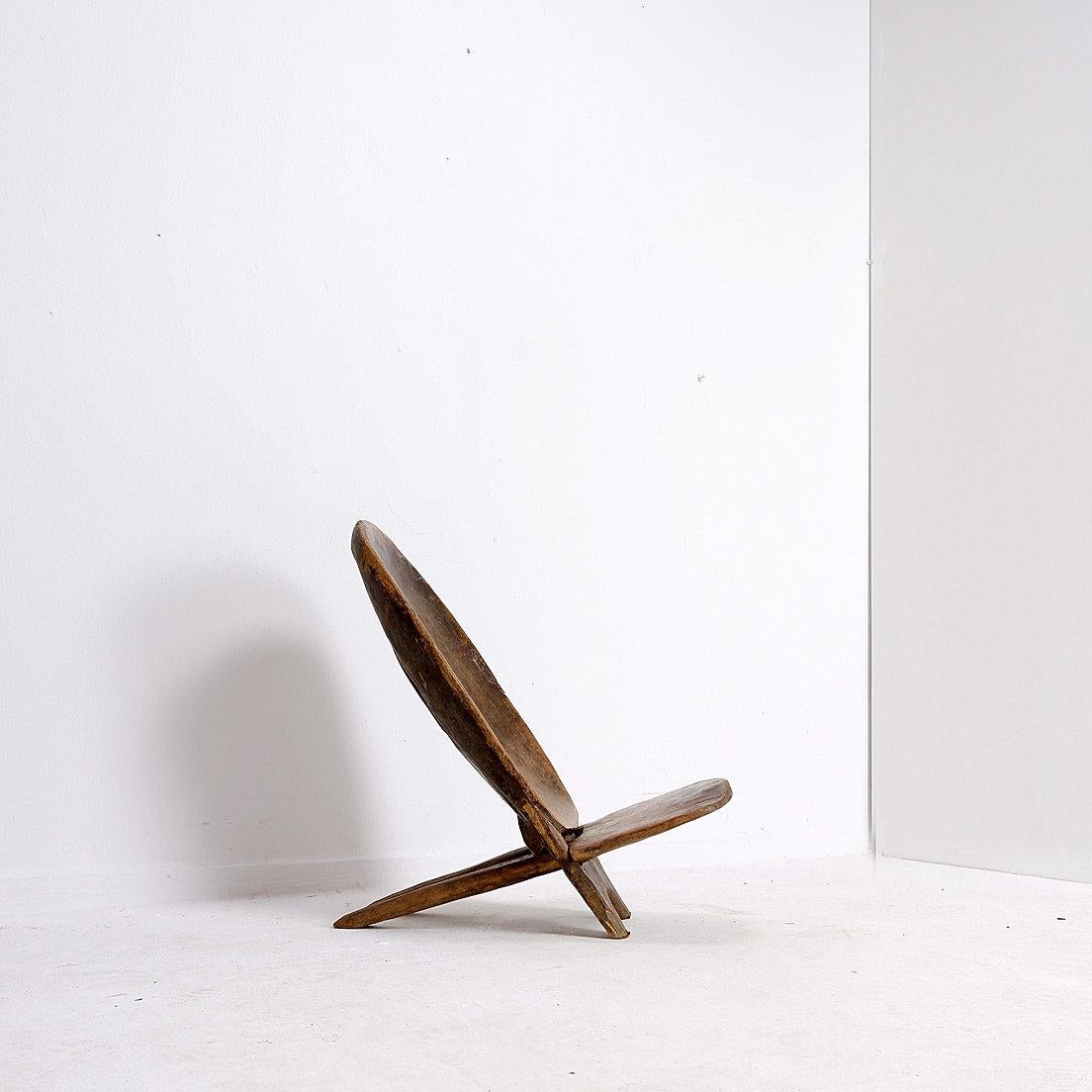 Sculpté à la main Chaise pliante africaine Senoufo à motif de poissons sur le dossier, côte ivoire. en vente