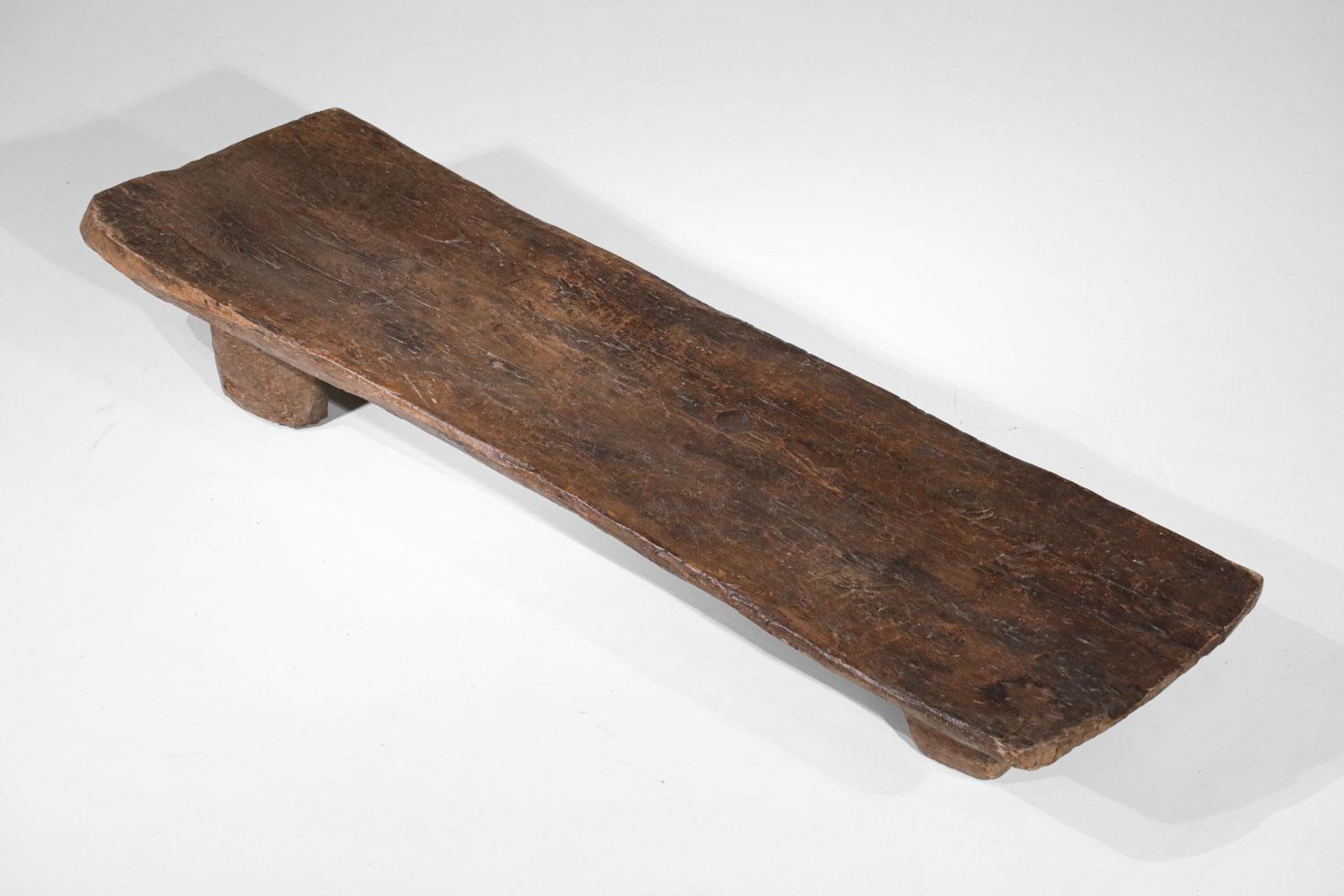 Lit de repos Senoufou en bois massif ou grande table basse africainiste - G593 en vente 2