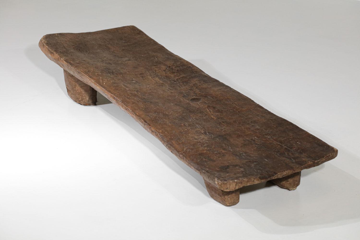 Lit de repos Senoufou en bois massif ou grande table basse africainiste - G593 en vente 5