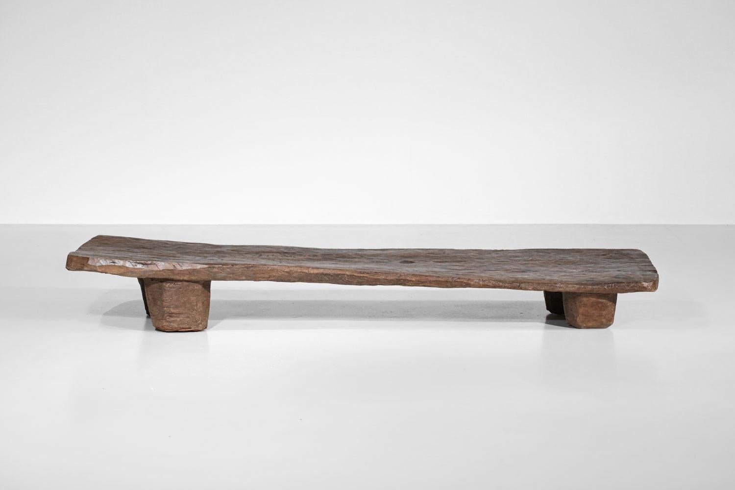 Grand lit de repos Senoufo d'Afrique des années 60, pouvant servir de grande table basse ou de banc. Entièrement sculpté dans une seule pièce de bois massif. Excellent état vintage, très belle patine du temps sur l'ensemble du lit (Cf