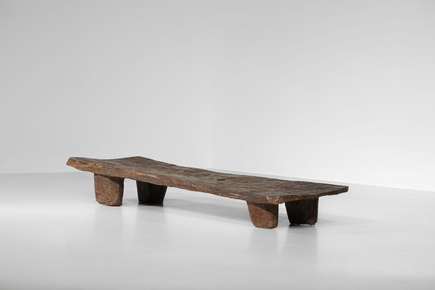 Tribale Lettino da riposo Senoufou in legno massiccio o tavolino in legno grande Africanist - G593 in vendita