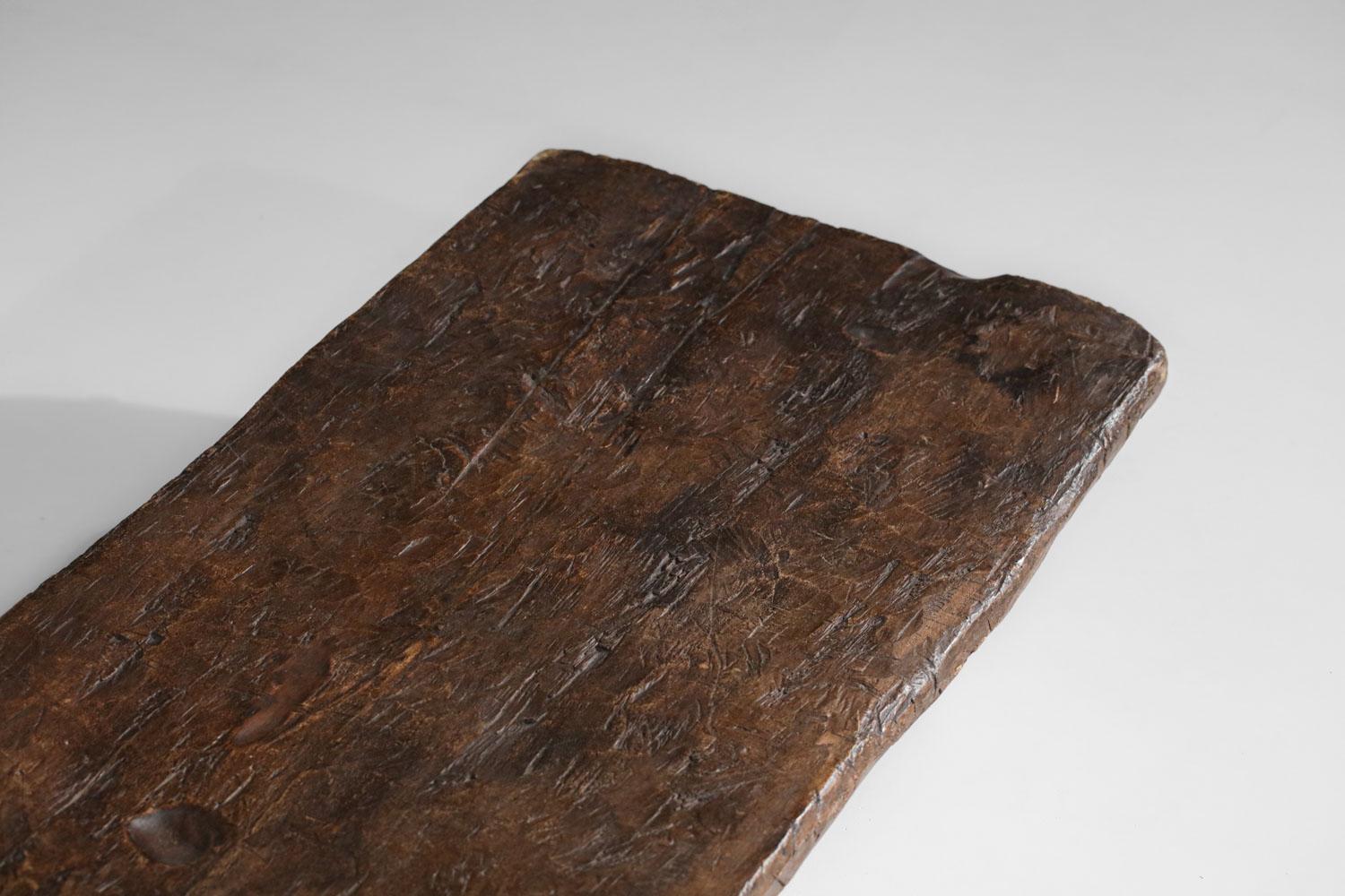 Africain Lit de repos Senoufou en bois massif ou grande table basse africainiste - G593 en vente