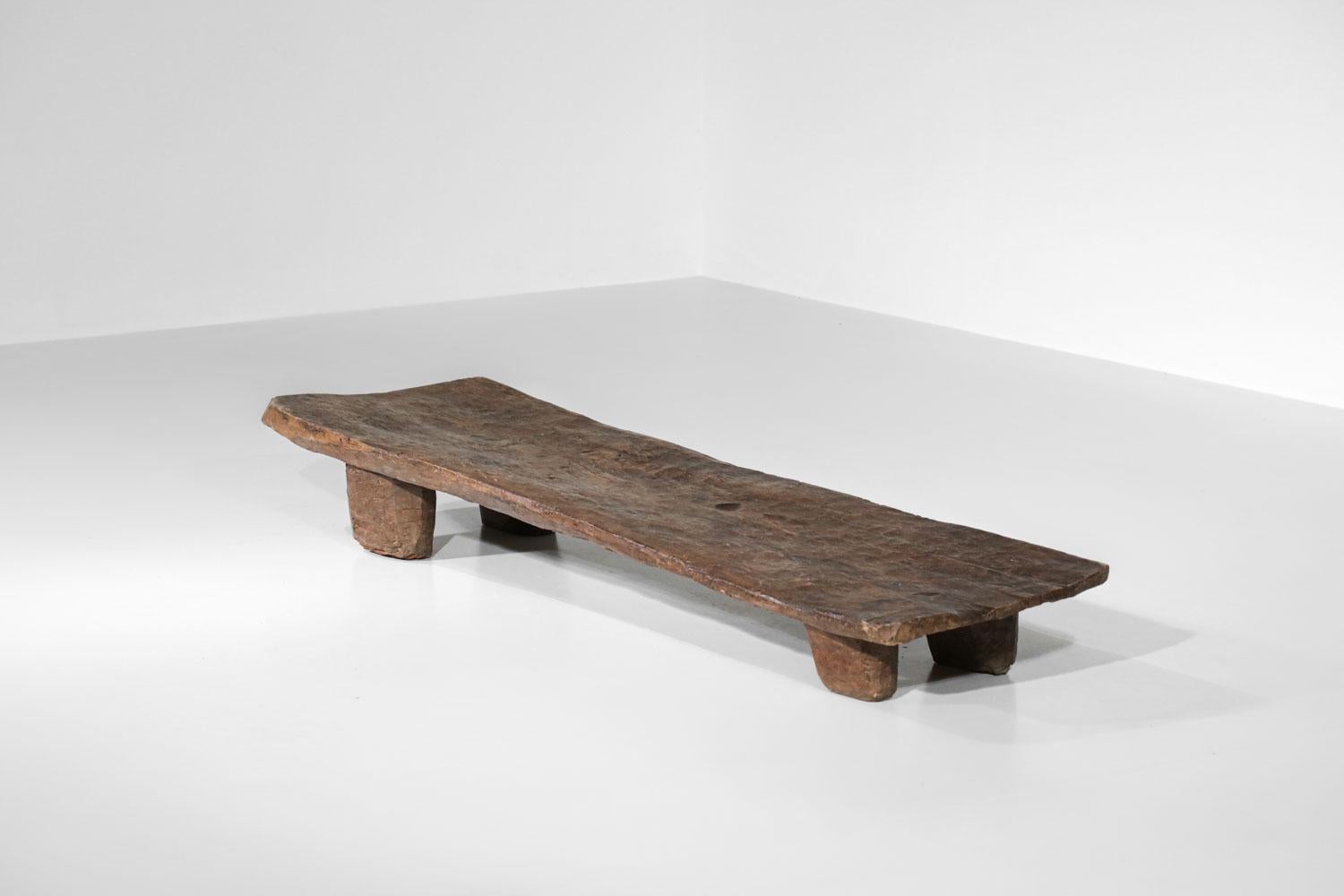 Sculpté à la main Lit de repos Senoufou en bois massif ou grande table basse africainiste - G593 en vente