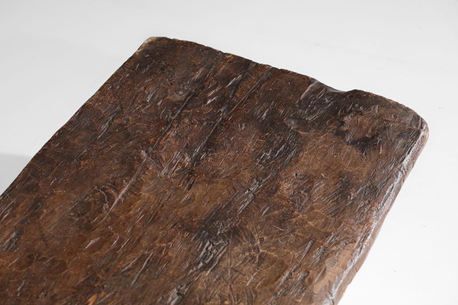 Lit de repos Senoufou en bois massif ou grande table basse africainiste - G593 État moyen - En vente à Lyon, FR