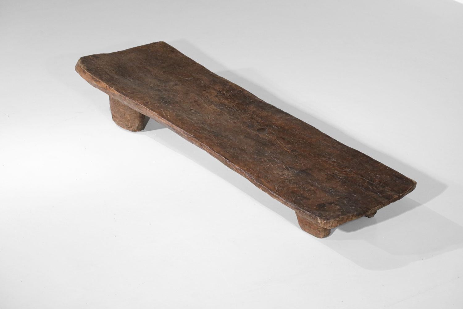 Milieu du XXe siècle Lit de repos Senoufou en bois massif ou grande table basse africainiste - G593 en vente