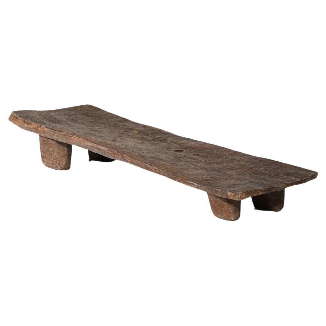 Lit de repos Senoufou en bois massif ou grande table basse africainiste - G593 en vente