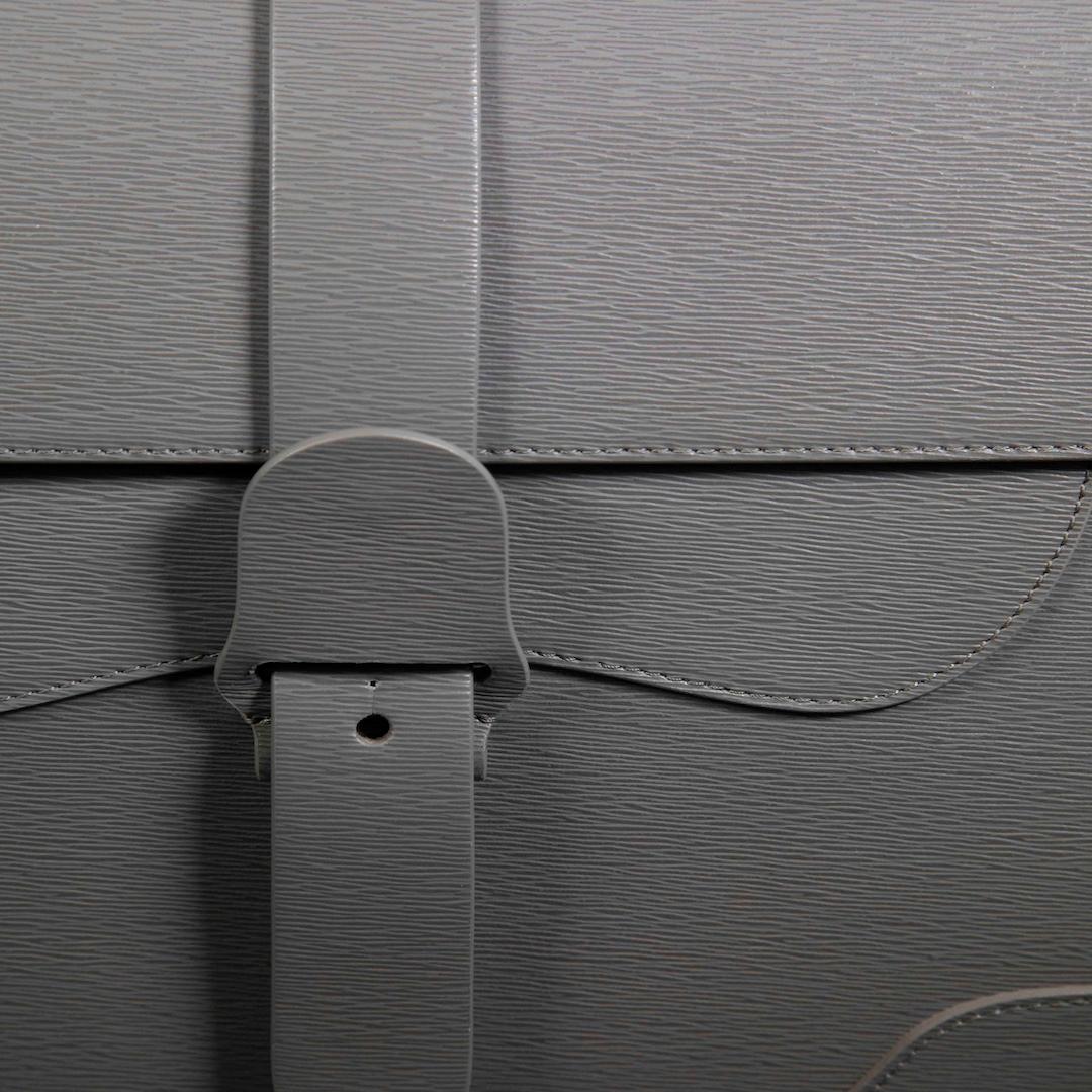 Sac à dos Maestra convertible en cuir gris Senreve en vente 1