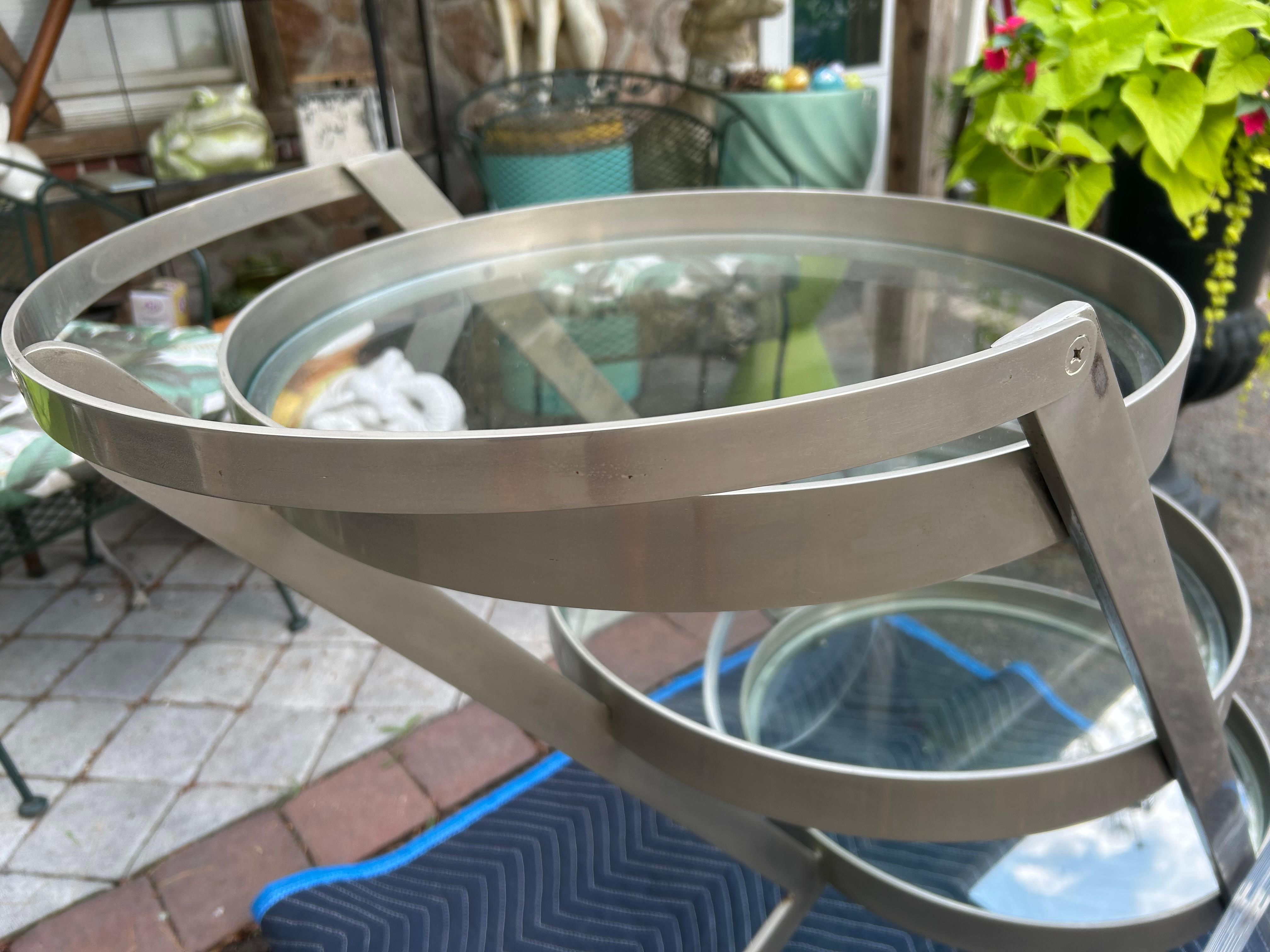 Chariot de bar circulaire à 3 niveaux en acier et lucite mi-siècle moderne en vente 3