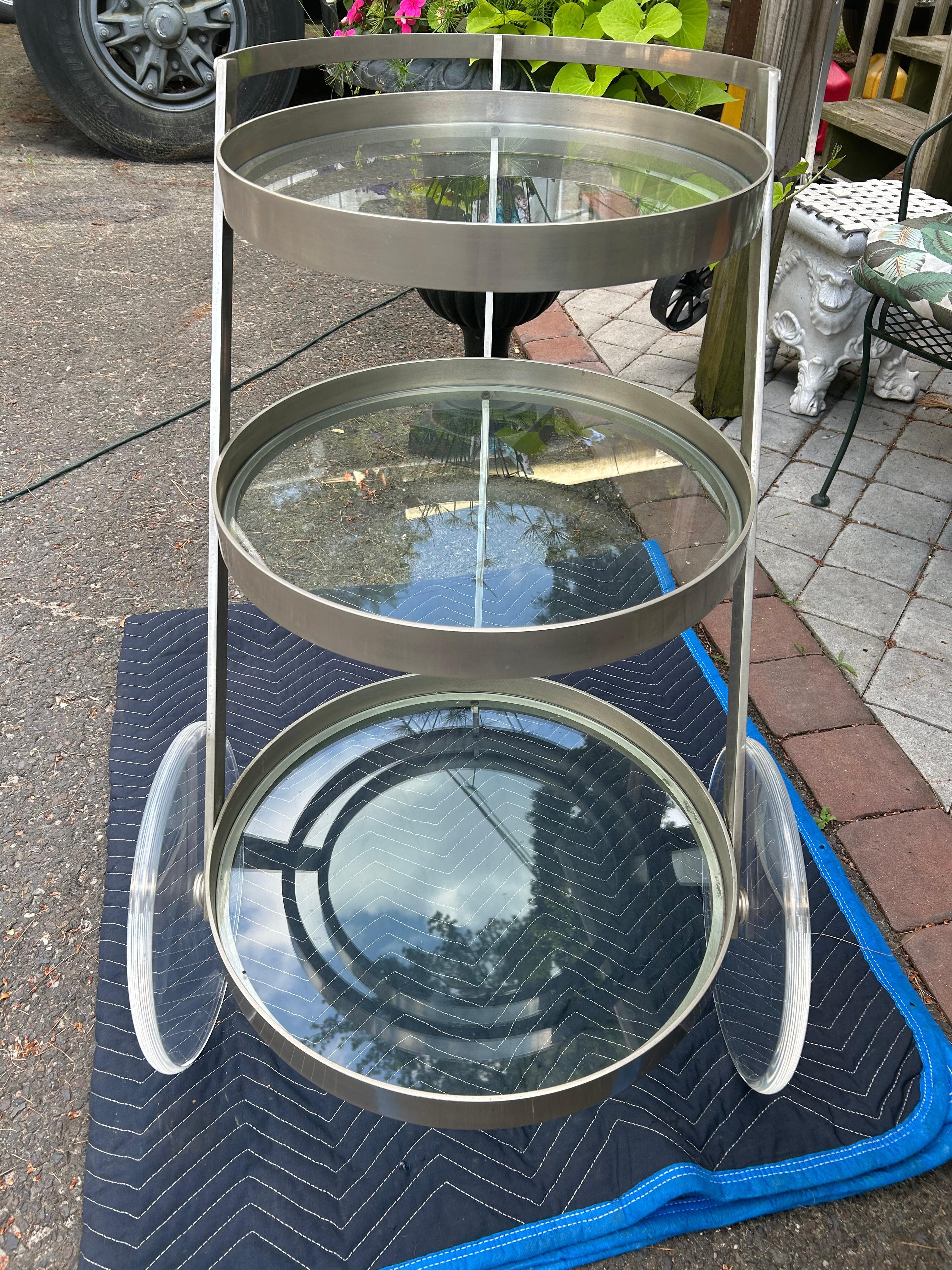 Chariot de bar circulaire à 3 niveaux en acier et lucite mi-siècle moderne en vente 5