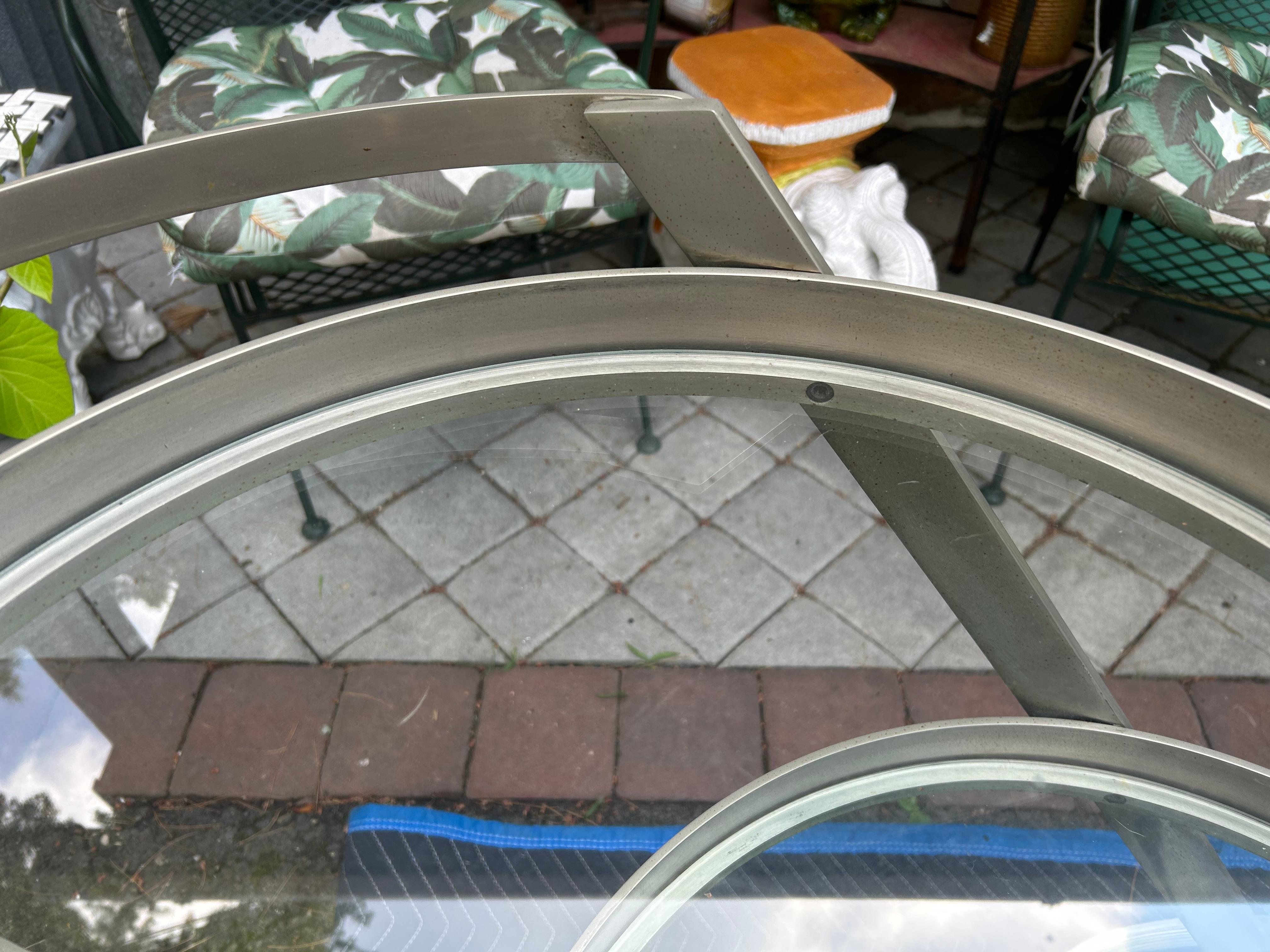 Chariot de bar circulaire à 3 niveaux en acier et lucite mi-siècle moderne en vente 8