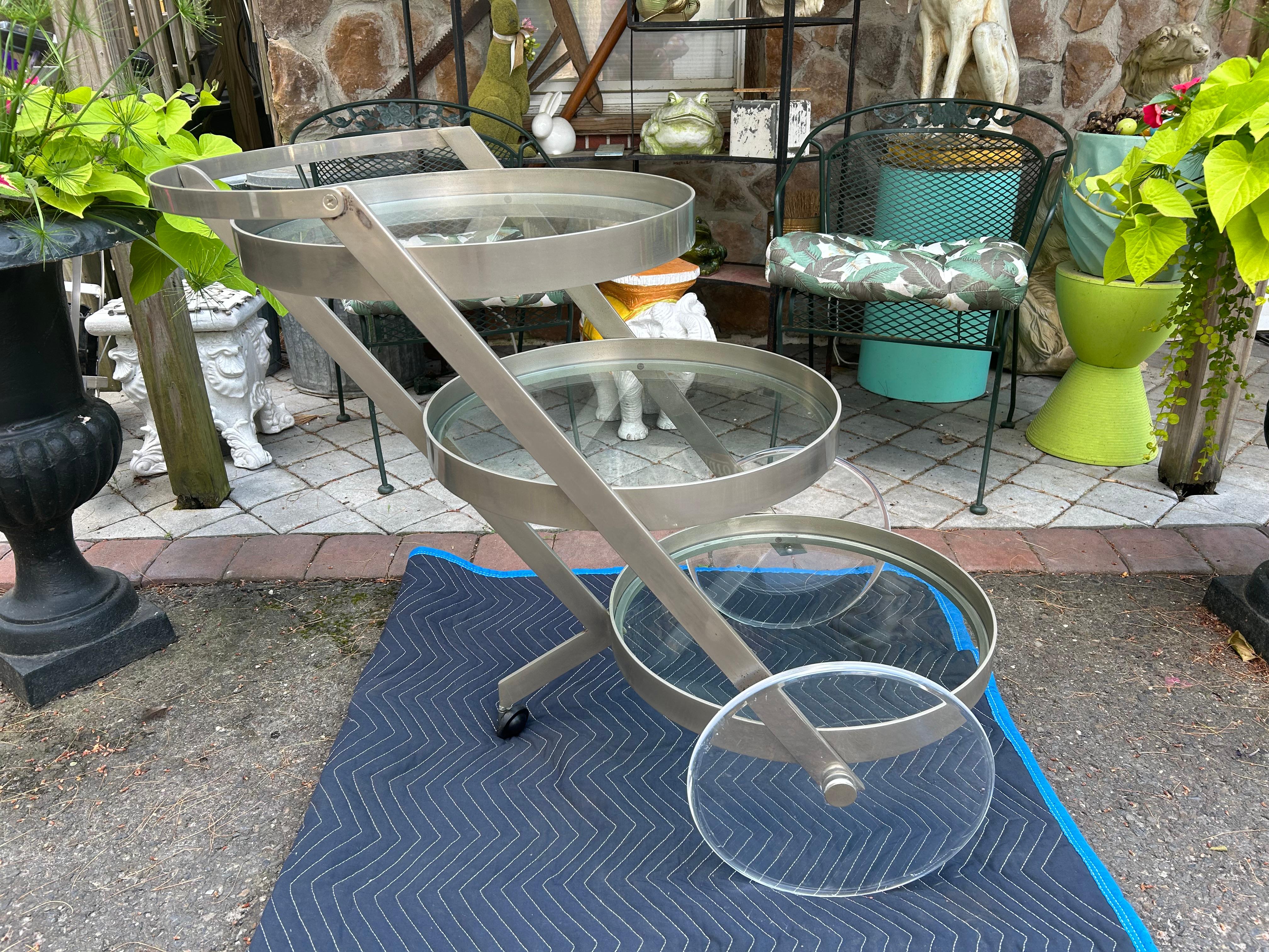 Fabuleux chariot de bar circulaire en acier incliné avec roues surdimensionnées en lucite.  Cette pièce est très substantielle et bien fabriquée avec des bandes d'acier épaisses et de lourdes roues en lucite solide.  Il mesure  32,5 