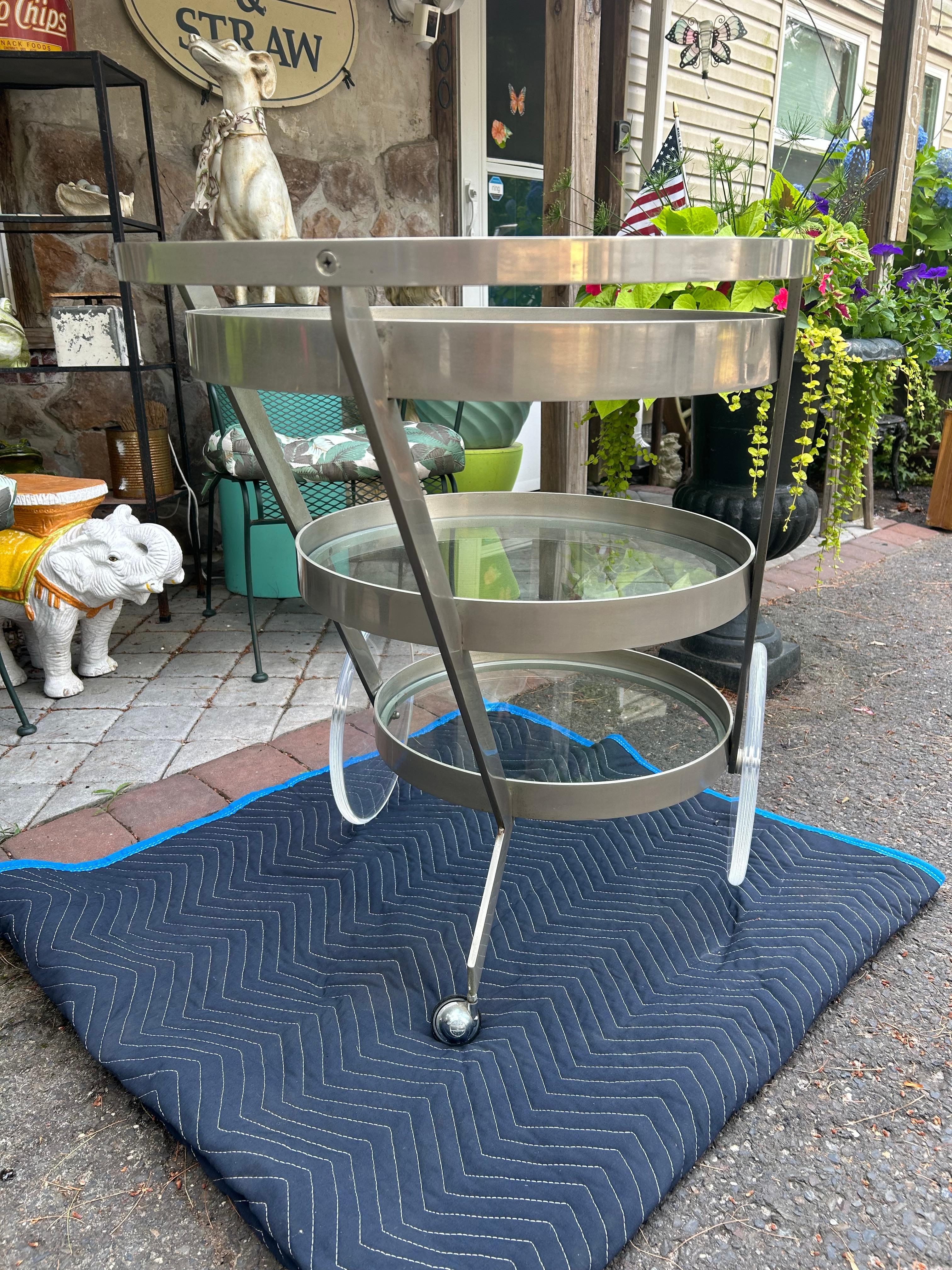 italien Chariot de bar circulaire à 3 niveaux en acier et lucite mi-siècle moderne en vente
