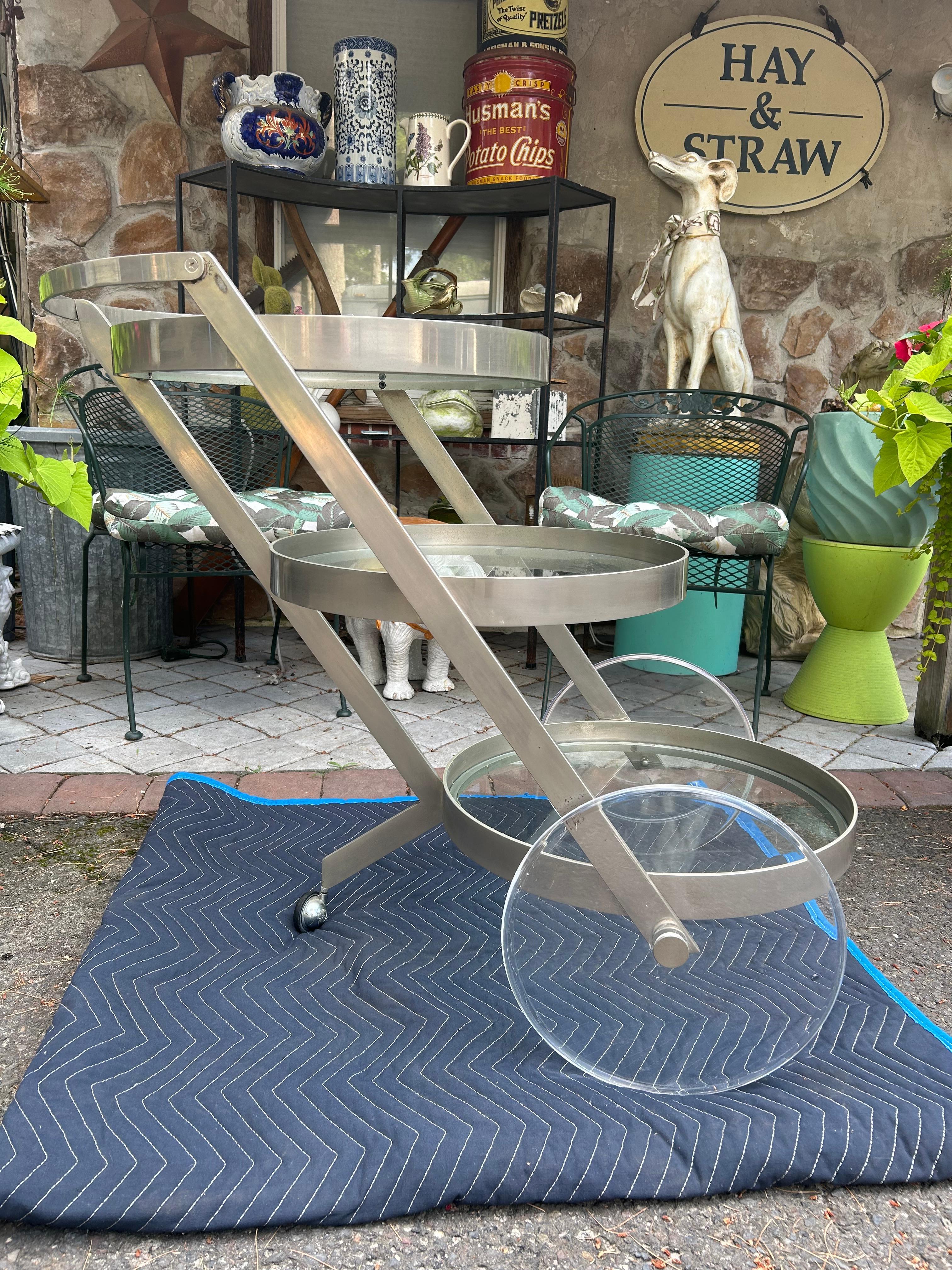 Chariot de bar circulaire à 3 niveaux en acier et lucite mi-siècle moderne Bon état - En vente à Pemberton, NJ