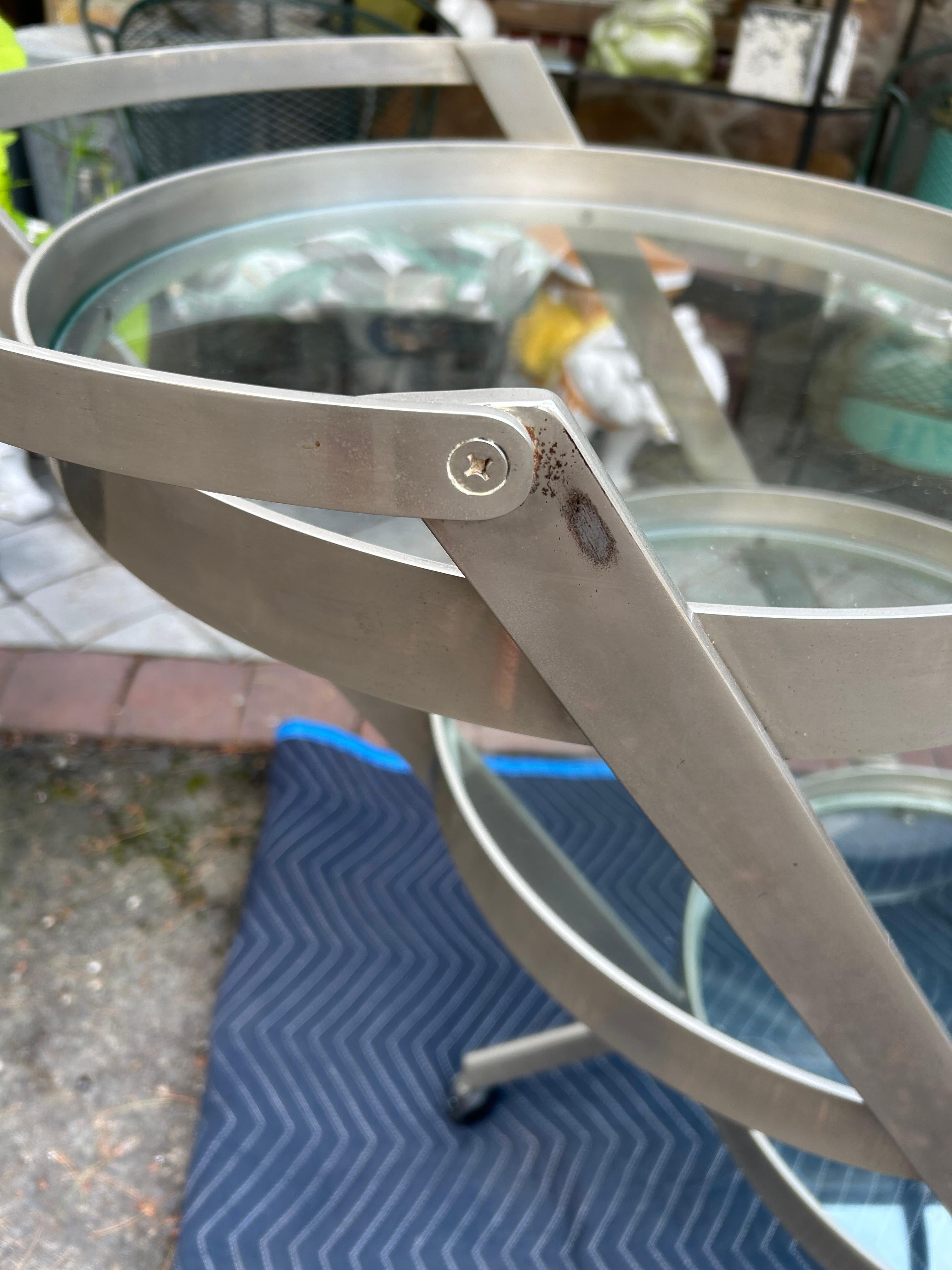 Fin du 20e siècle Chariot de bar circulaire à 3 niveaux en acier et lucite mi-siècle moderne en vente