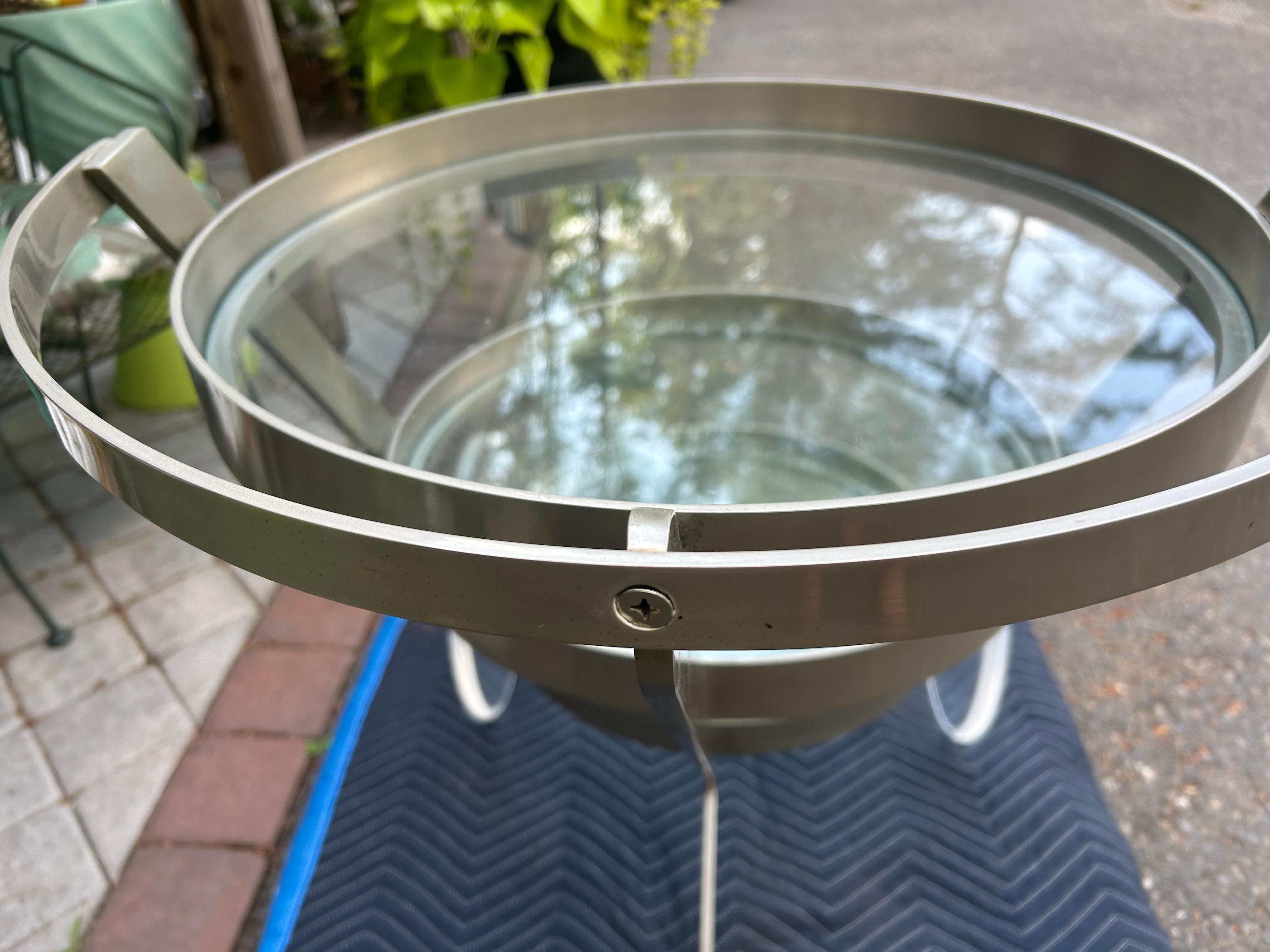 Chariot de bar circulaire à 3 niveaux en acier et lucite mi-siècle moderne en vente 2