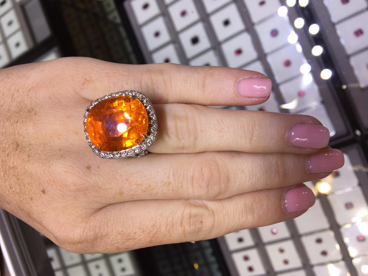 Sensational 37,75 Karat Diamantring mit Mandarin-Granat im Kissenschliff Damen im Angebot
