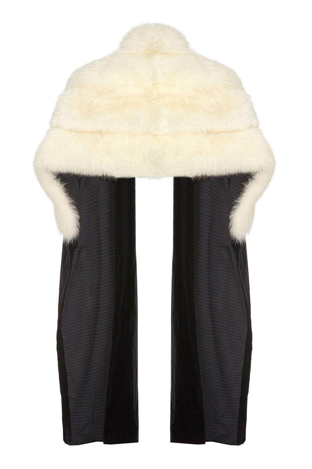 This sensational 1930s white fox fur stole from Albert Hart of London features a contrasting black velvet and silk wrap, and absolutely exudes the luxury and glamour synonymous with the silver screen. The snow white fur is soft and lustrous and